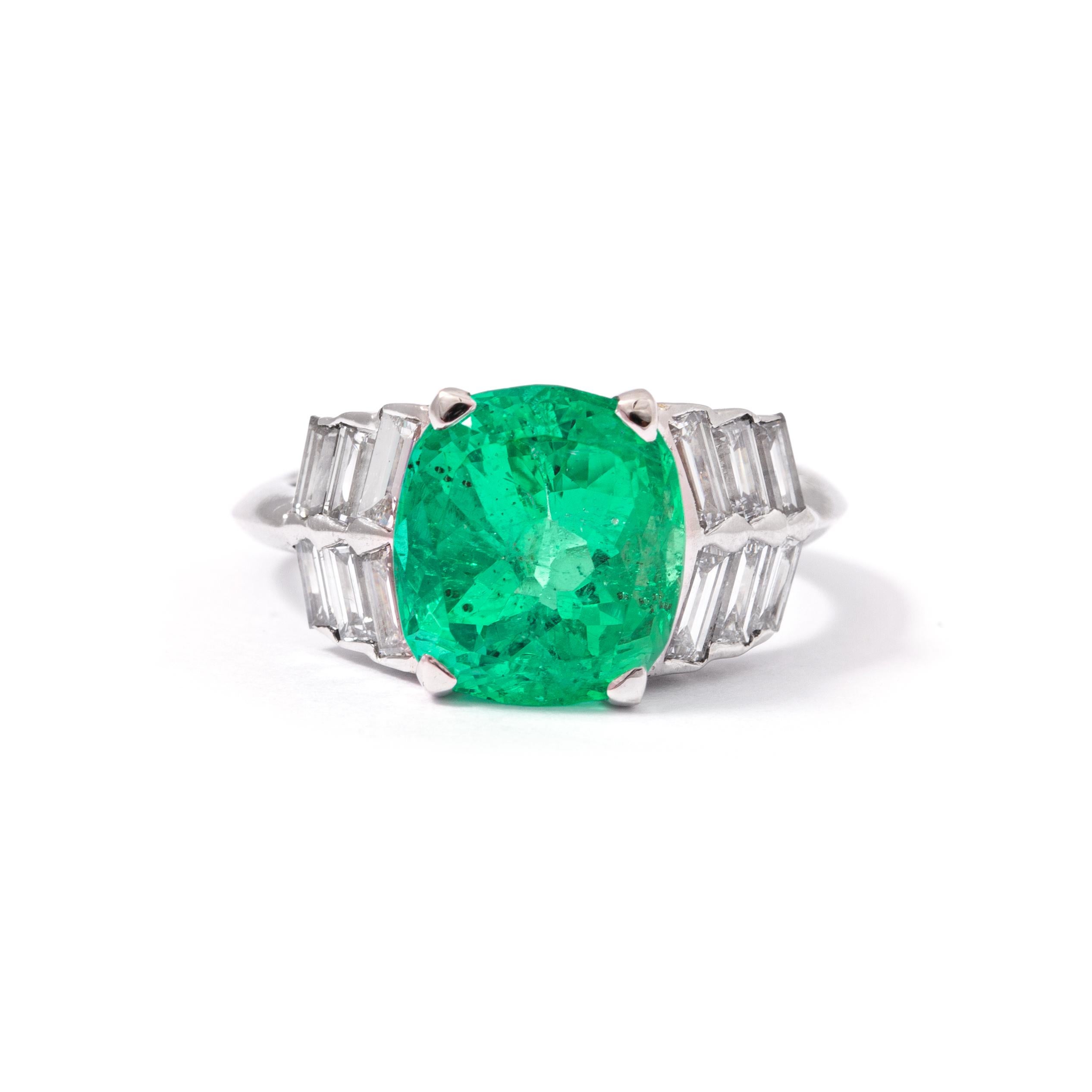 4.63 carat Emerald natural Colombian insignificant oil according to certificate Grs 2105-04704618K on 18K white gold ring, supported by baguette cut diamonds. 
Finger size: 54. 
Gross weight: 7.35 grams.