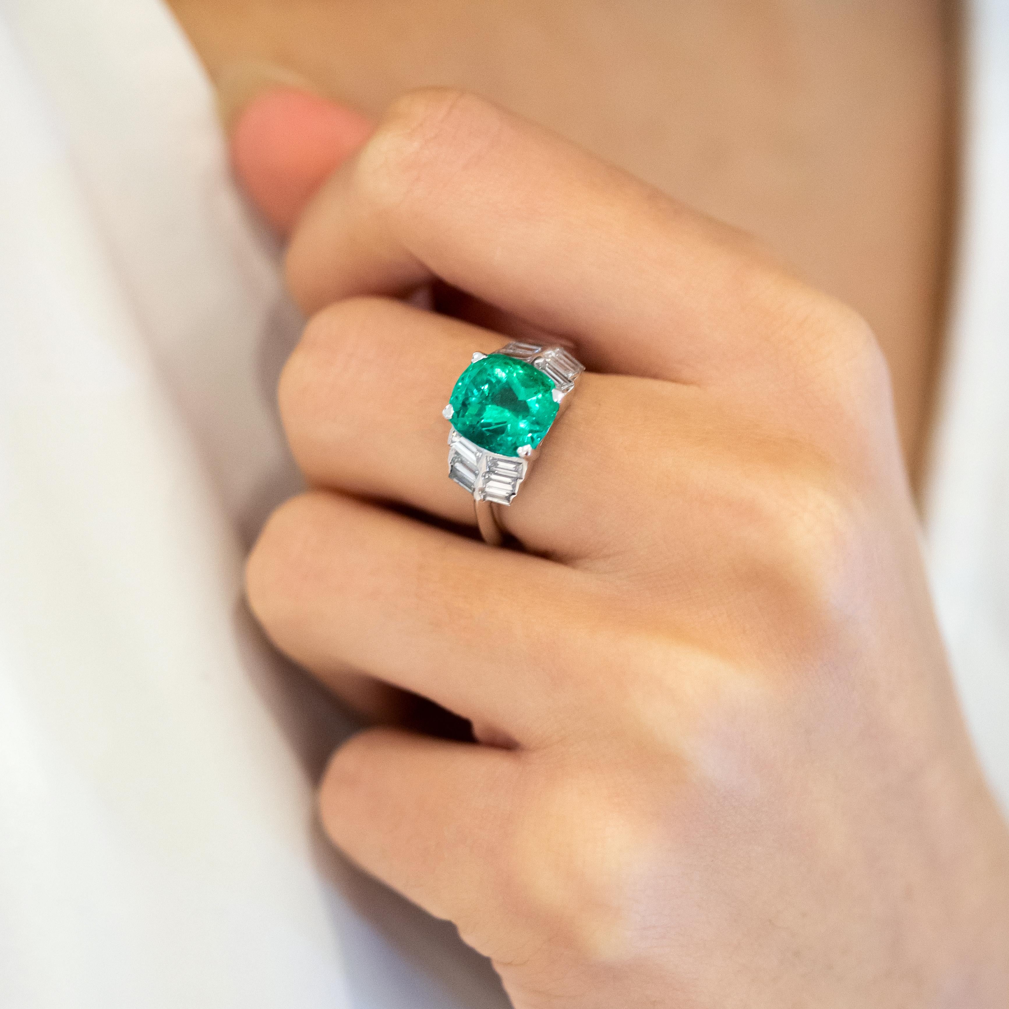 Art Deco 4.63 Carat Emerald Natural Colombia Diamond 18K Gold Ring For Sale