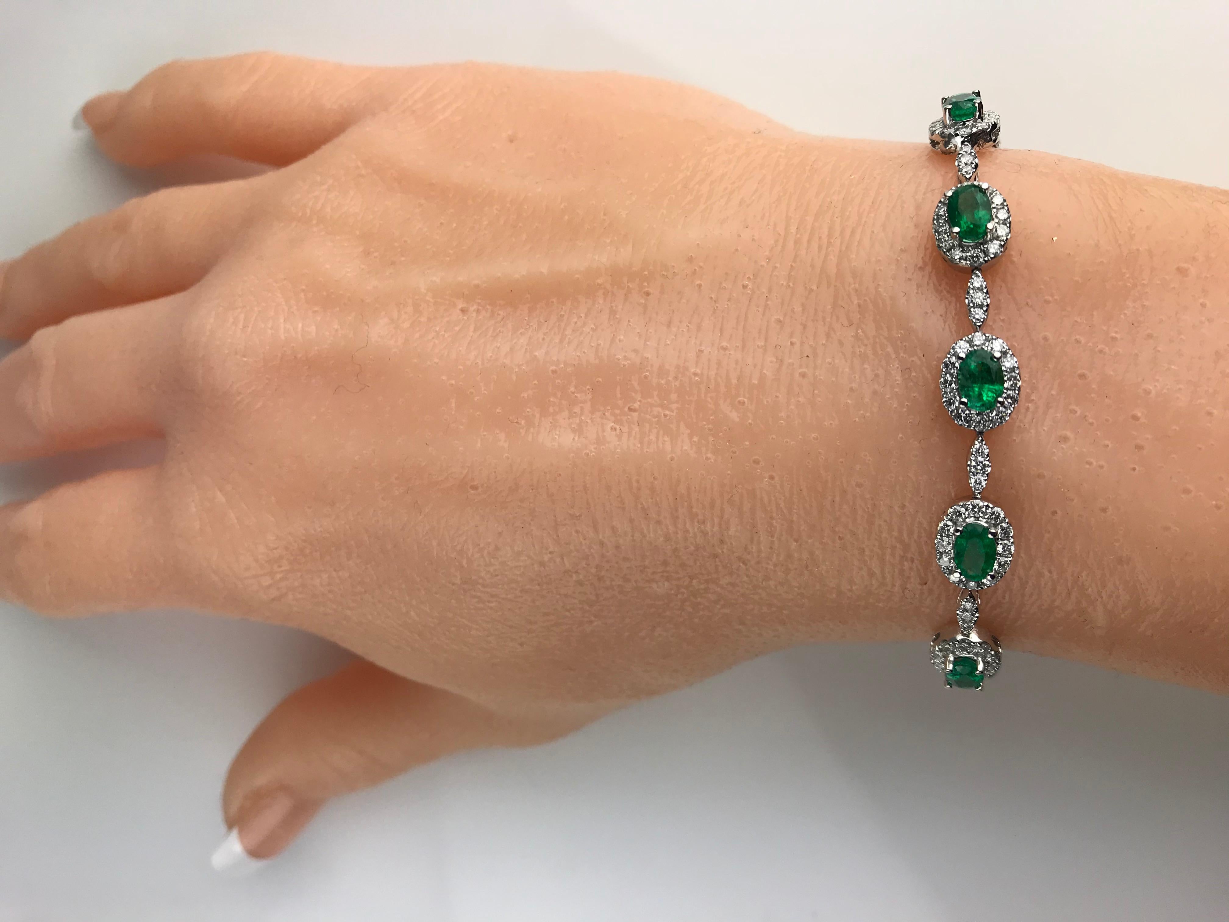 Contemporary 4.63 Carat Oval Cut Emerald and Natural Diamond Bracelet 18K White Gold ref460 For Sale