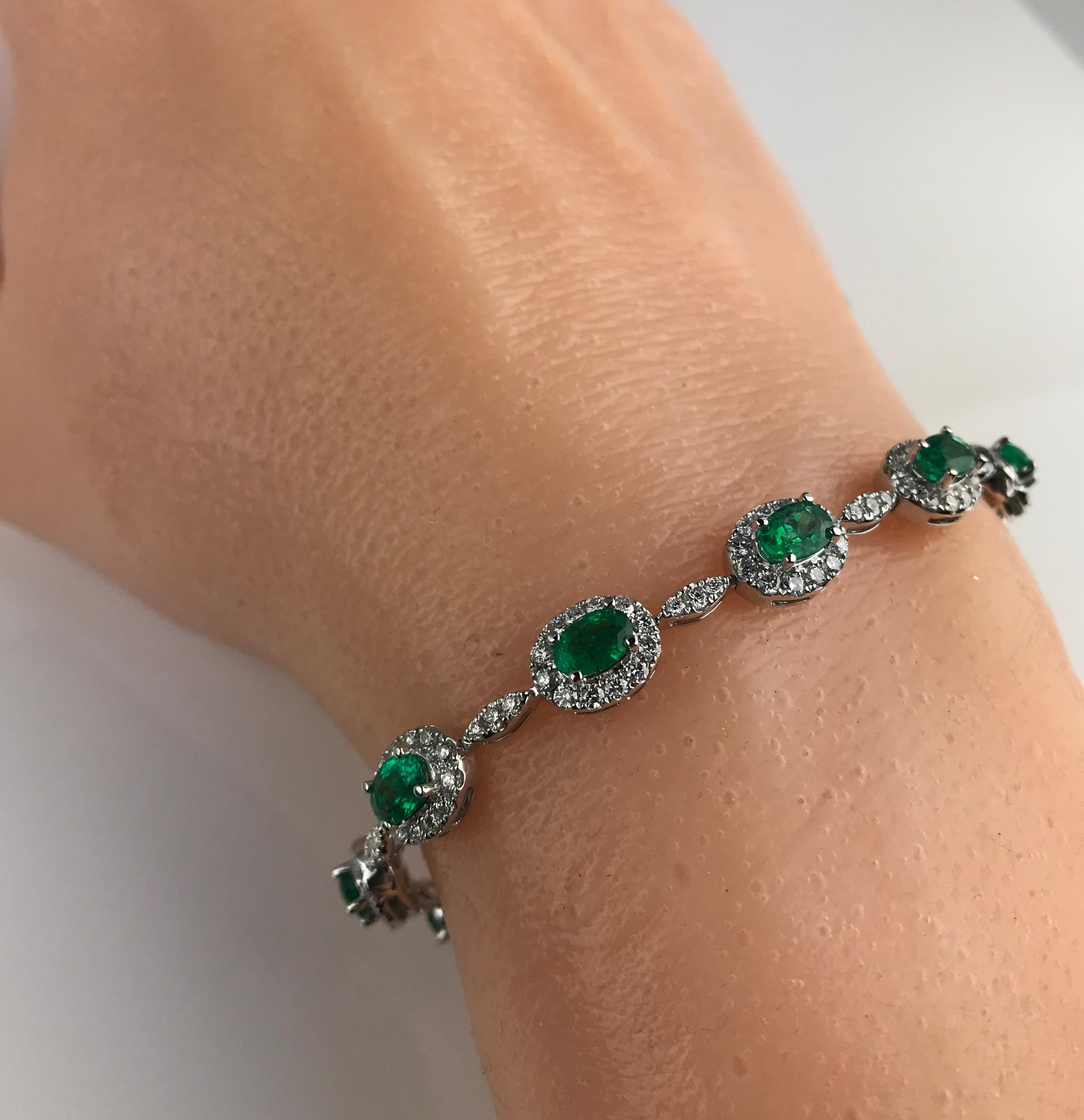 4.63 Carat Oval Cut Emerald and Natural Diamond Bracelet 18K White Gold ref460 In New Condition For Sale In New York, NY