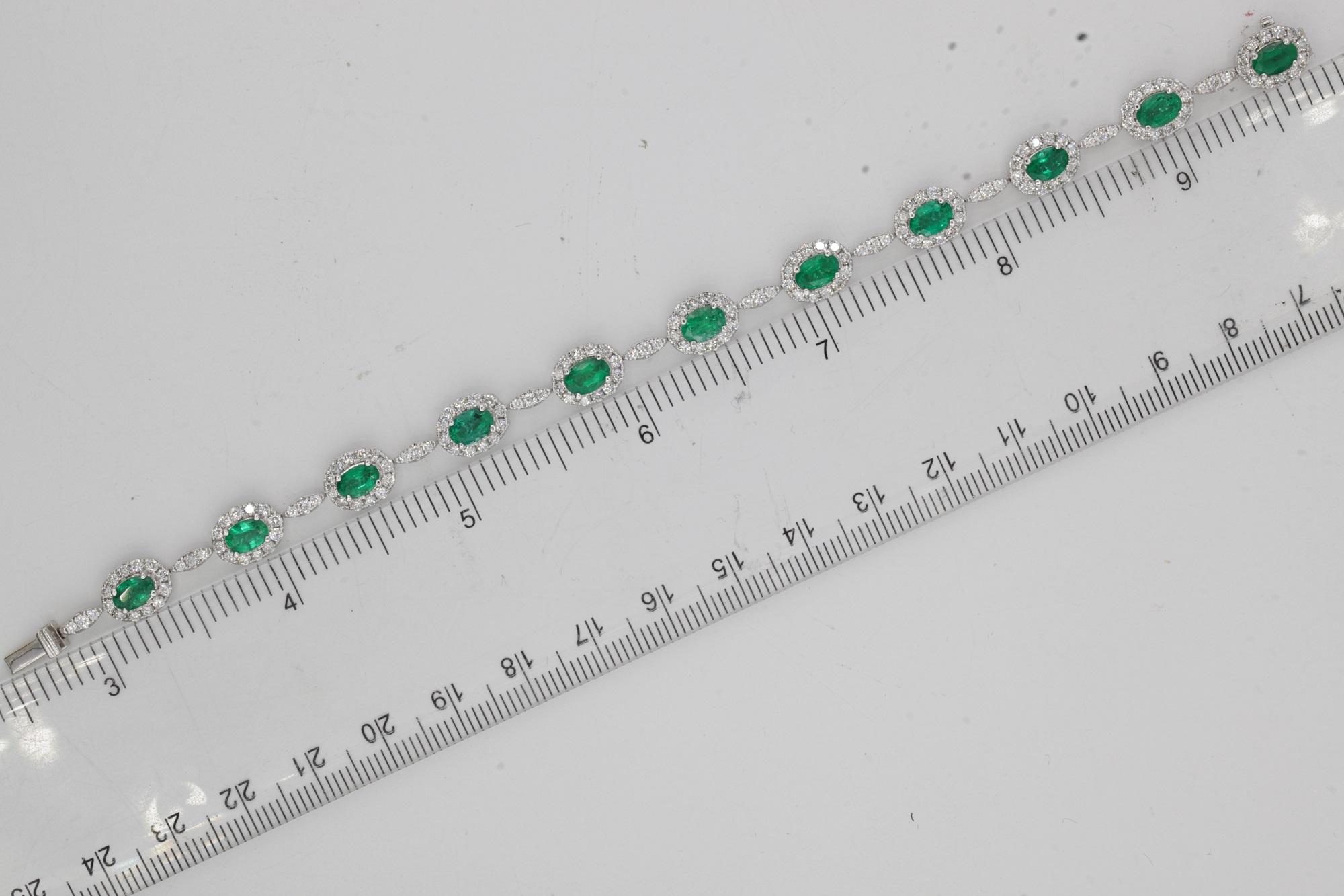Women's 4.63 Carat Oval Cut Emerald and Natural Diamond Bracelet 18K White Gold ref460 For Sale