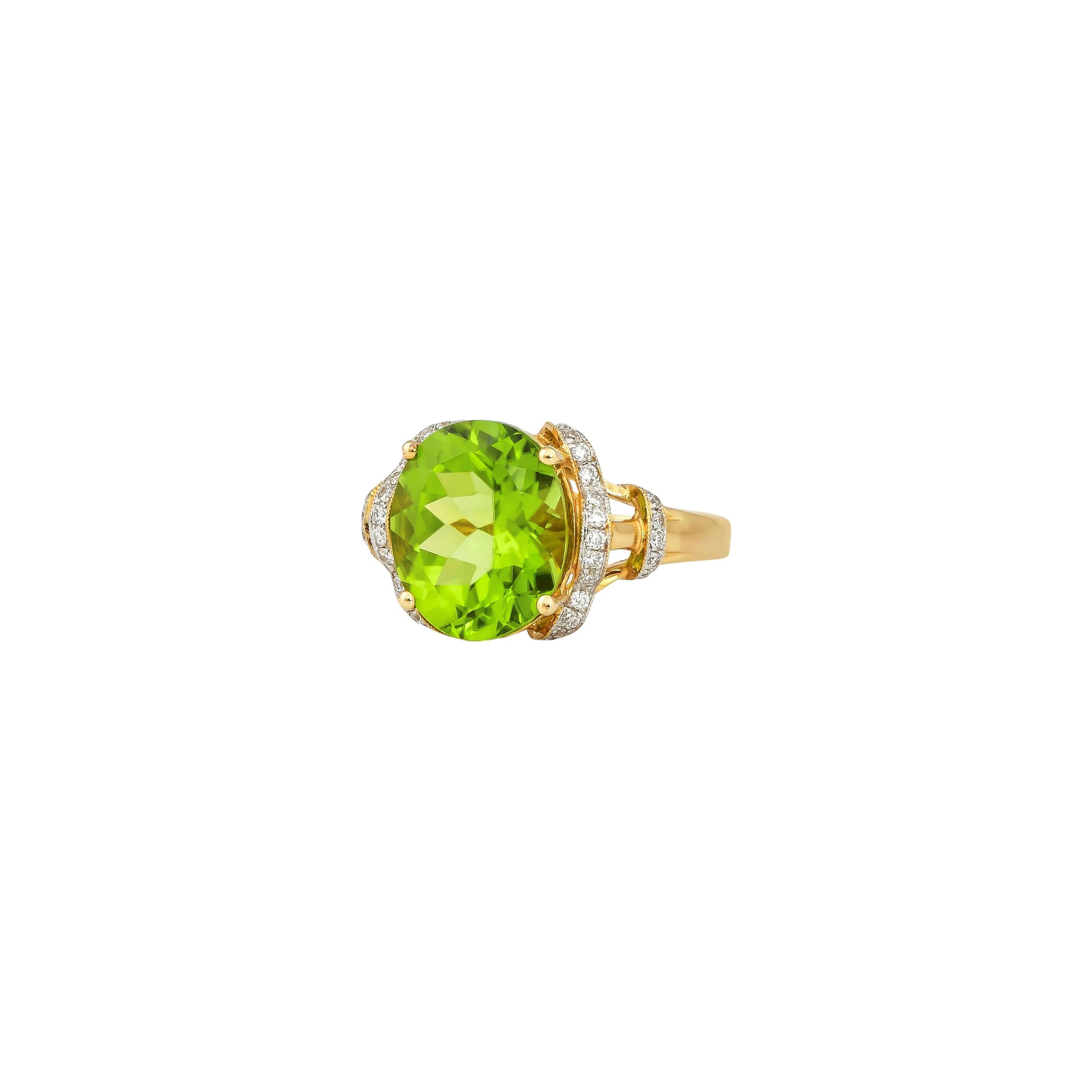 Contemporary 4.63 Carat Peridot and Diamond Ring in 18 Karat Yellow Gold For Sale