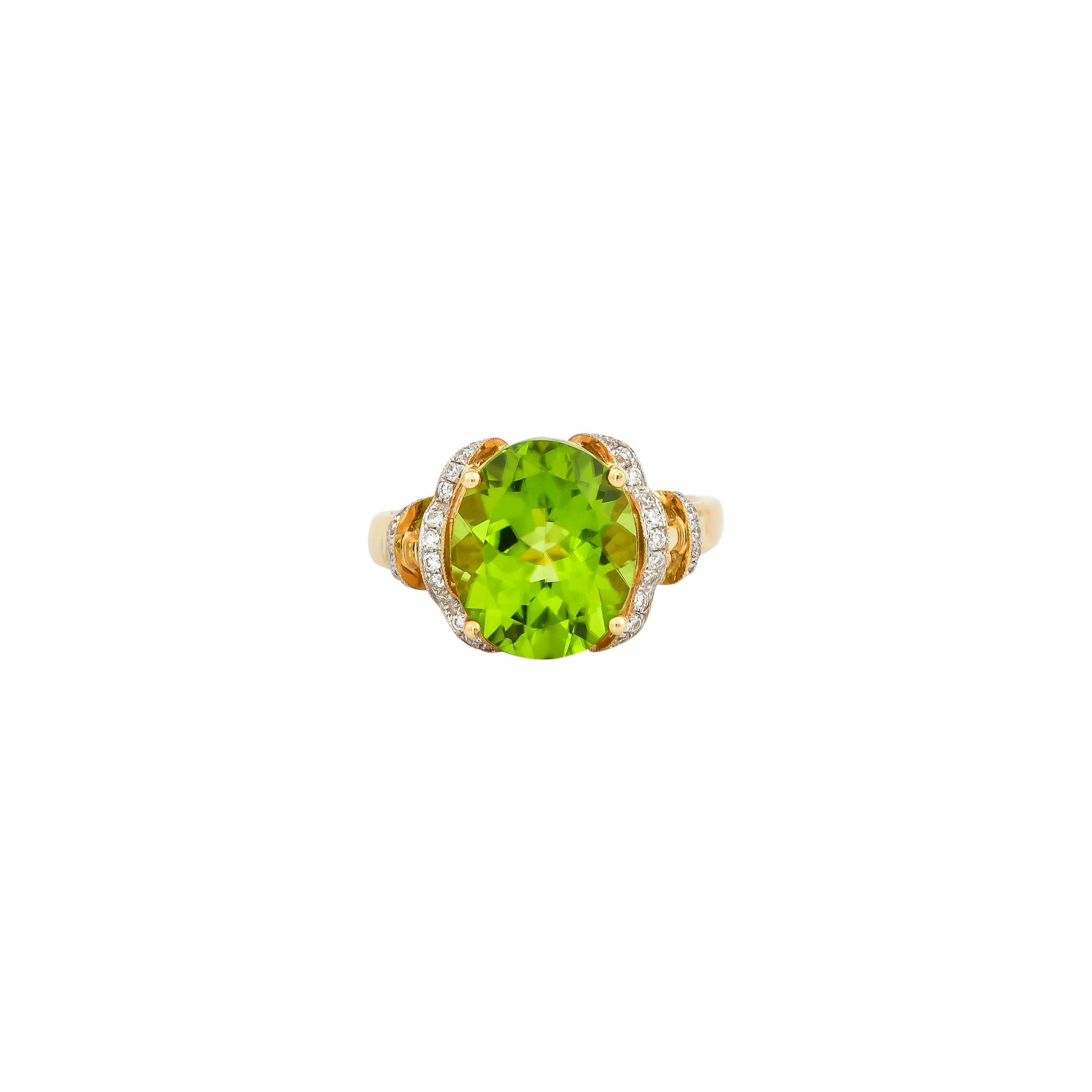 Ring aus 18 Karat Gelbgold mit 4,63 Karat Peridot und Diamant (Ovalschliff) im Angebot