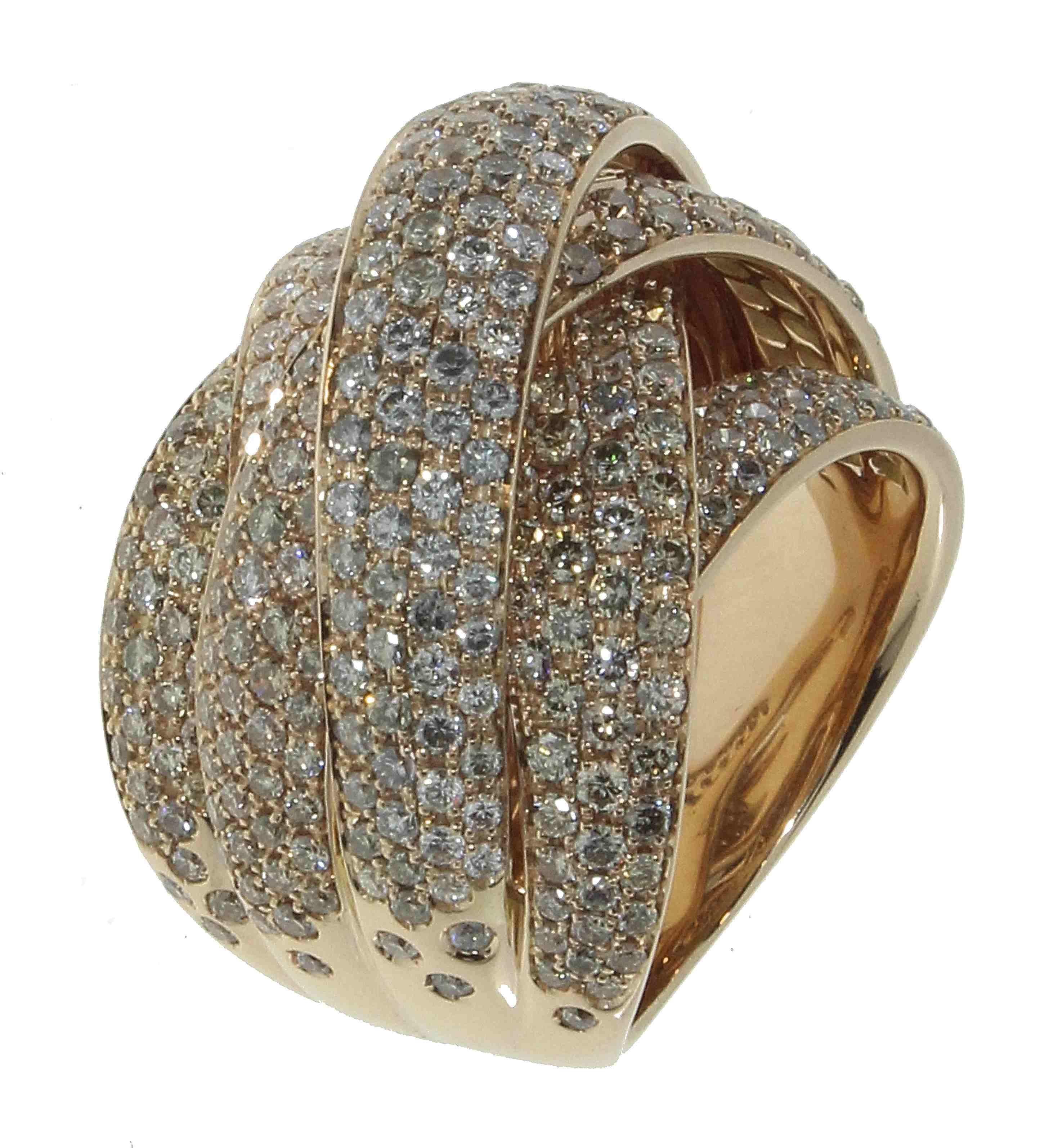 With crisscrossing bands that loop in elegant curves, this glamorous and sparkling ring will look splendid on any finger. It is handcrafted in 18kt yellow gold and the intertwining bands are encrusted with white, chocolate, and grey brilliant-cut