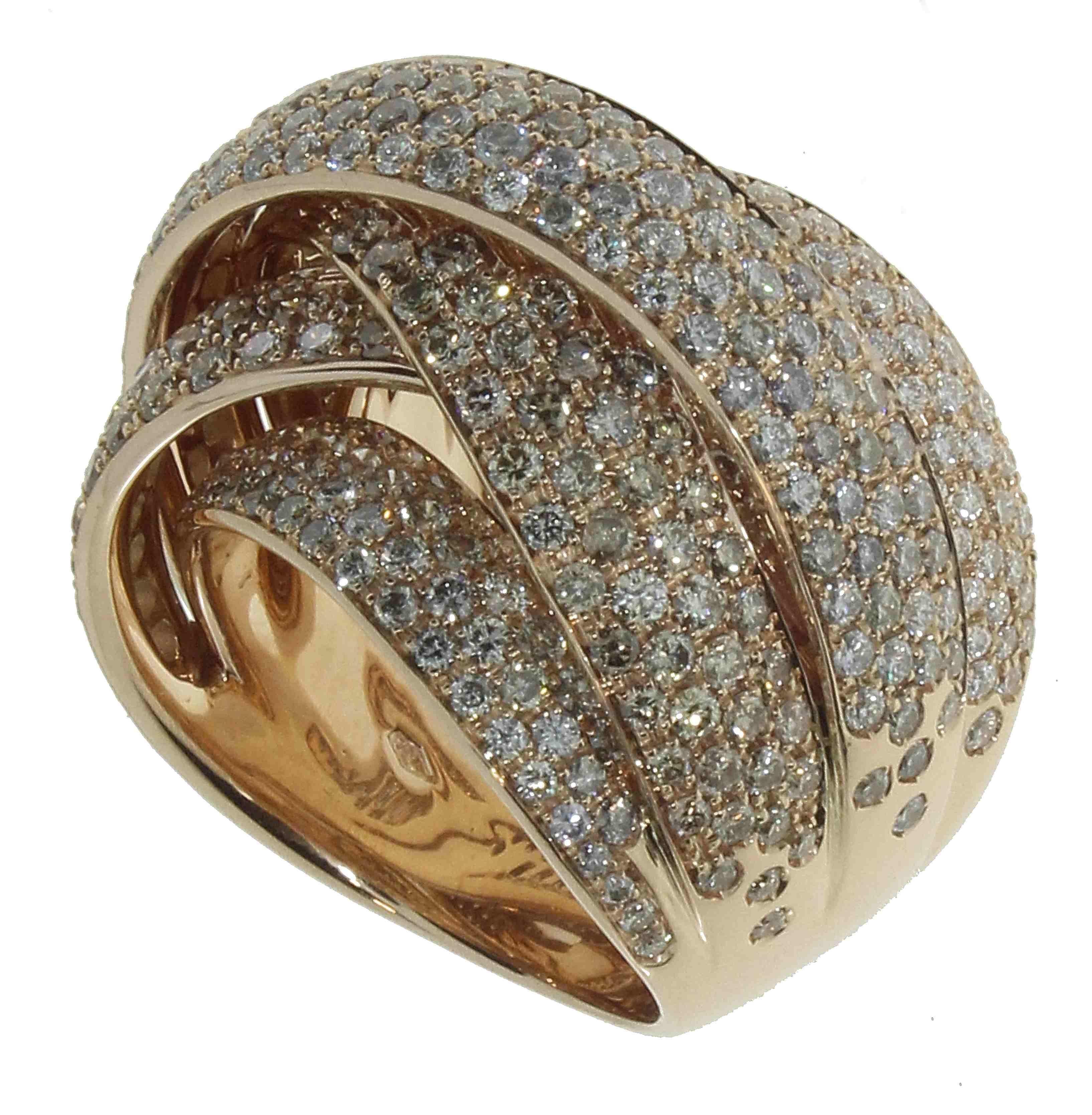 Round Cut 4.63 Ct White, Brown and Grey Diamonds Intertwined Band Ring in 18kt Gold For Sale