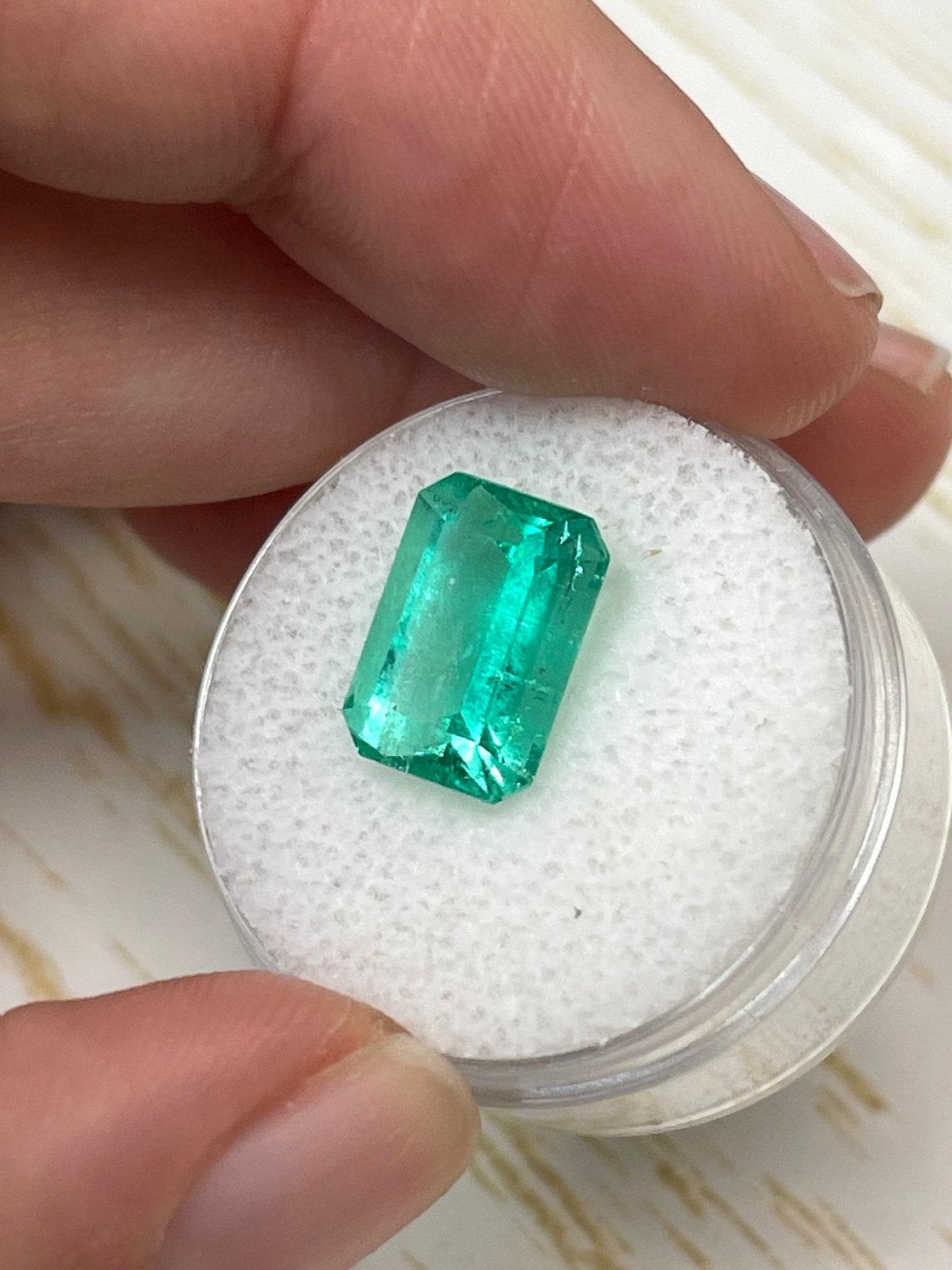 Modern 4.63ct Colombian Emerald 11.8x8.6mm Spring Green Classic Cut, May Birthstone For Sale