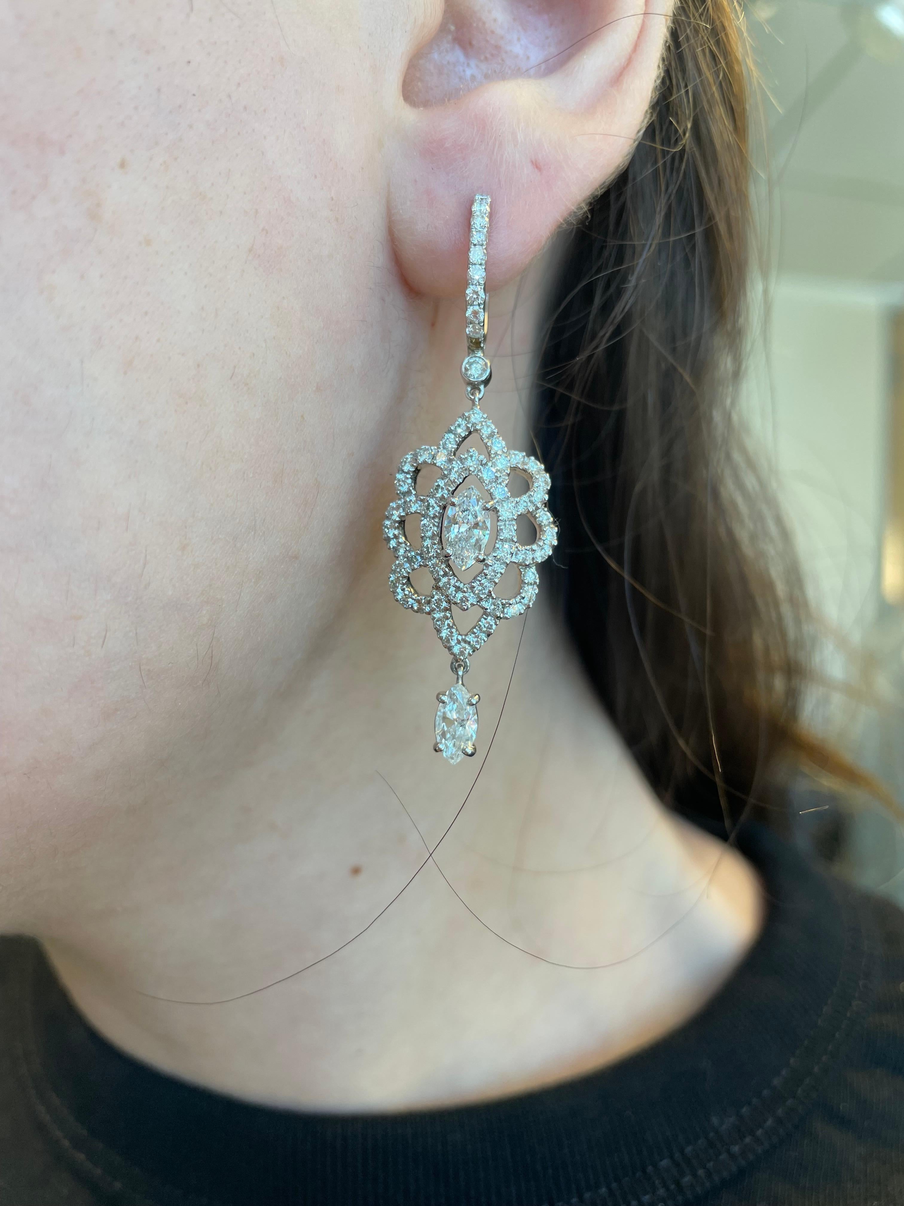 Stunning rose cut diamond chandelier statement earrings.
4 marques cut diamonds, 2.03 carats. Approximately H/I color and SI clarity. 128 round brilliant diamonds, 2.60 carats. Approximately H/I color and SI clarity. 18-karat white gold.
4.63 carats