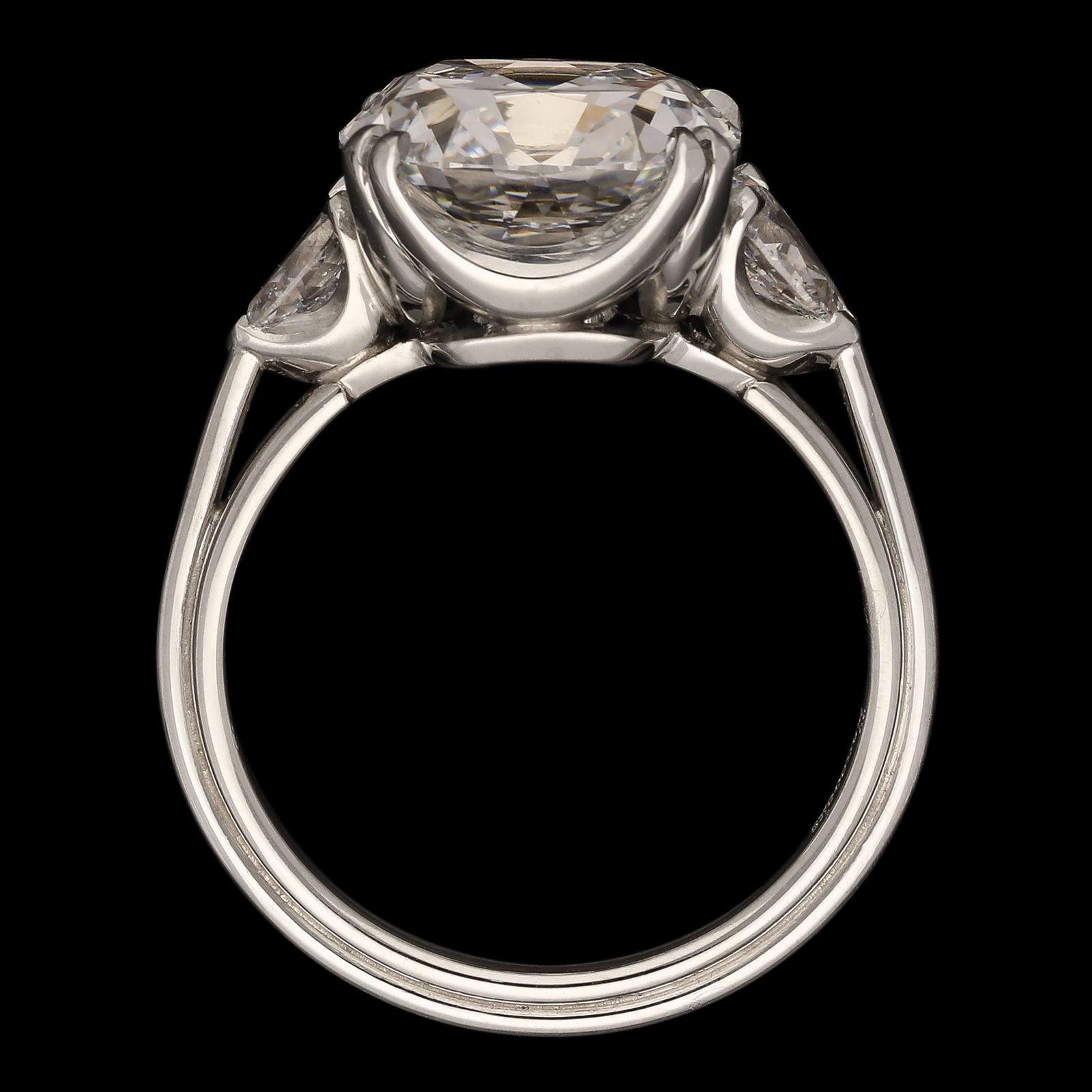 Taille vieille mine Bague à diamant taille brillant de 4,63ct Old Mine avec épaules en forme de poire en vente