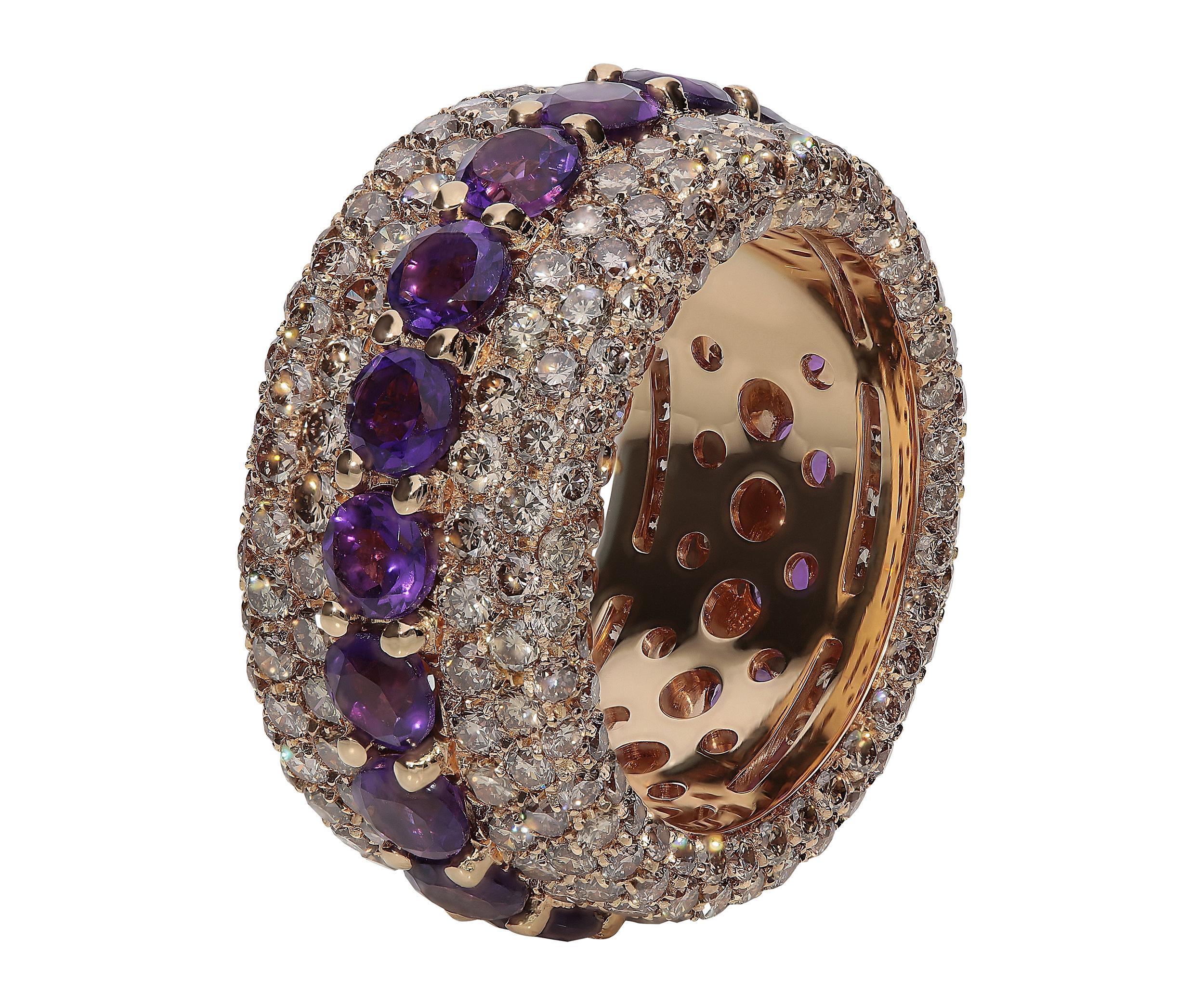 Gorgeous band ring in 18kt pink gold for 12,50 grams, 4,64 carats of brown round brilliant diamonds and 4,64 carats of round brilliant amethysts. The finger size is 54 European- 6.5 U.S.A.
The peculiarity of this ring is the setting of diamonds on