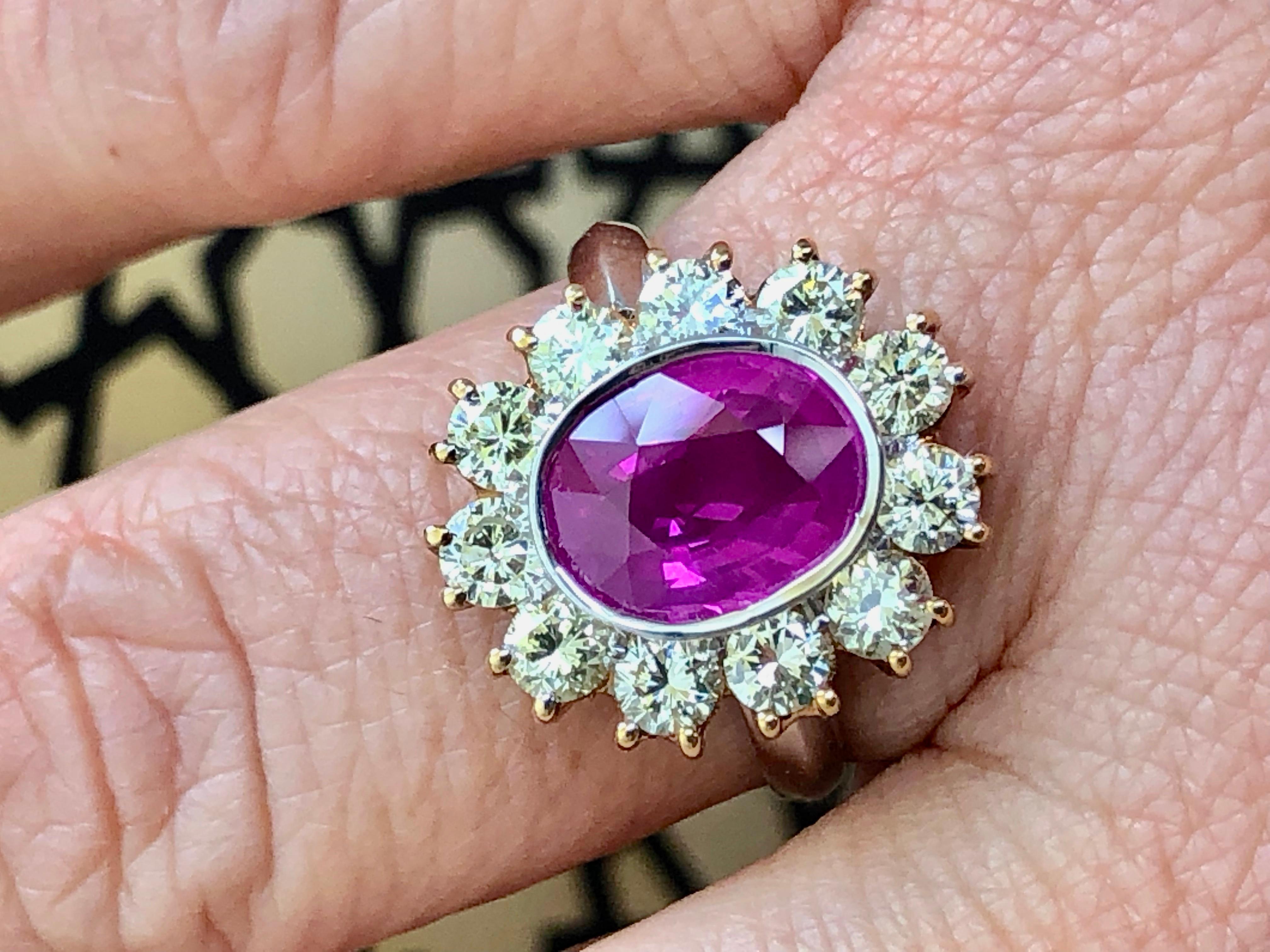 Ein schöner Ring mit einem seltenen ovalen rötlich-rosa Saphir von 3,10 Karat und runden Diamanten von 1,54 Karat. Der Saphir stammt aus Birma.
Primäre Steine: Burma-Saphir
Form oder Schliff: Ovaler Schliff
Durchschnittliche Farbe/Klarheit: Hot