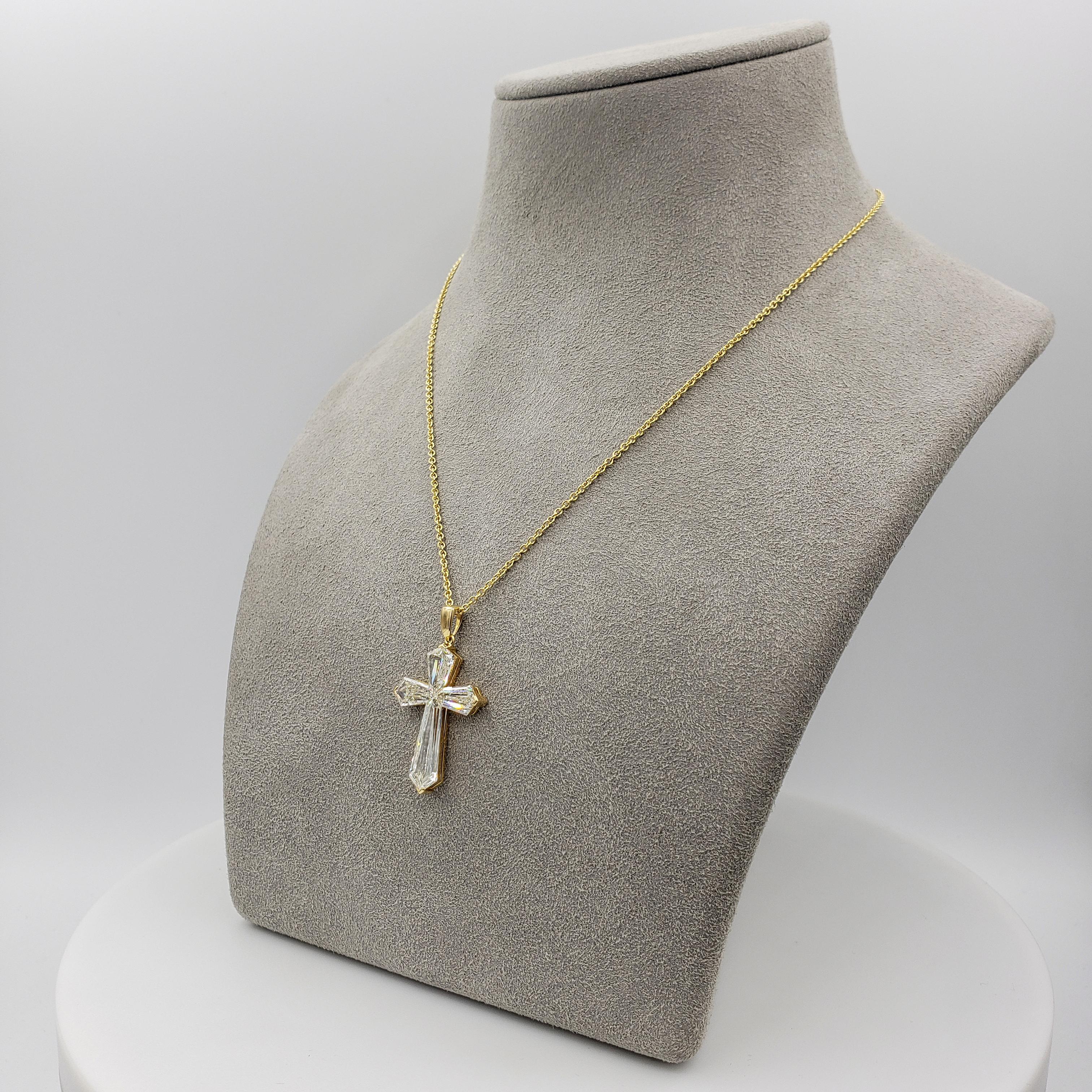 Contemporary 4.64 Carat Kite Shape Diamond Cross Pendant Necklace in 18 Karat Yellow Gold