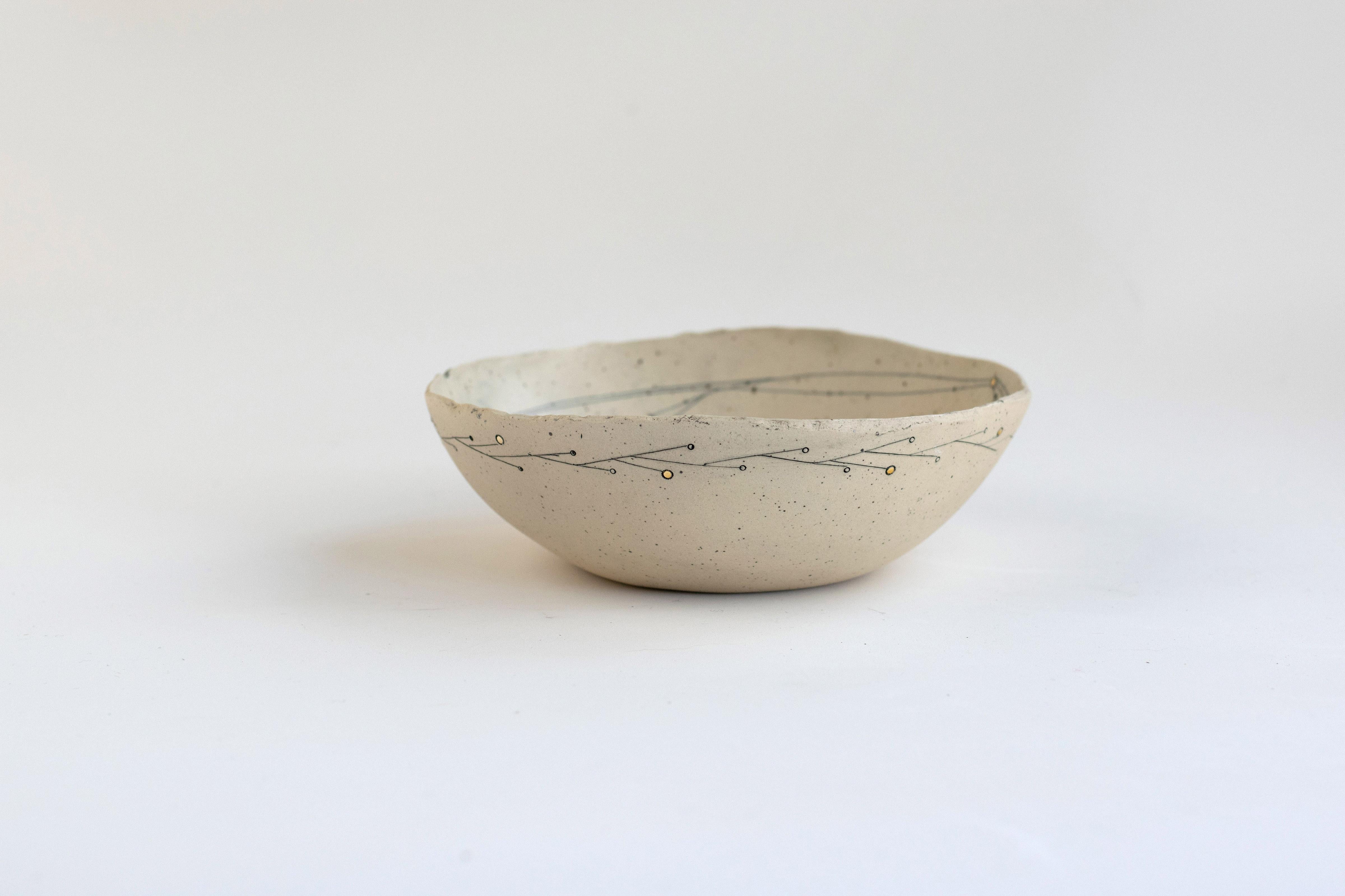 464-G Hand crafted golden promise stoneware bowl with 22kt gold exterior Detail


A delicate hand-crafted bowl, organic in shape with a torn clay edge in natural speckled stoneware clay.
Part of the Golden Promise Series- a theme of abstracted