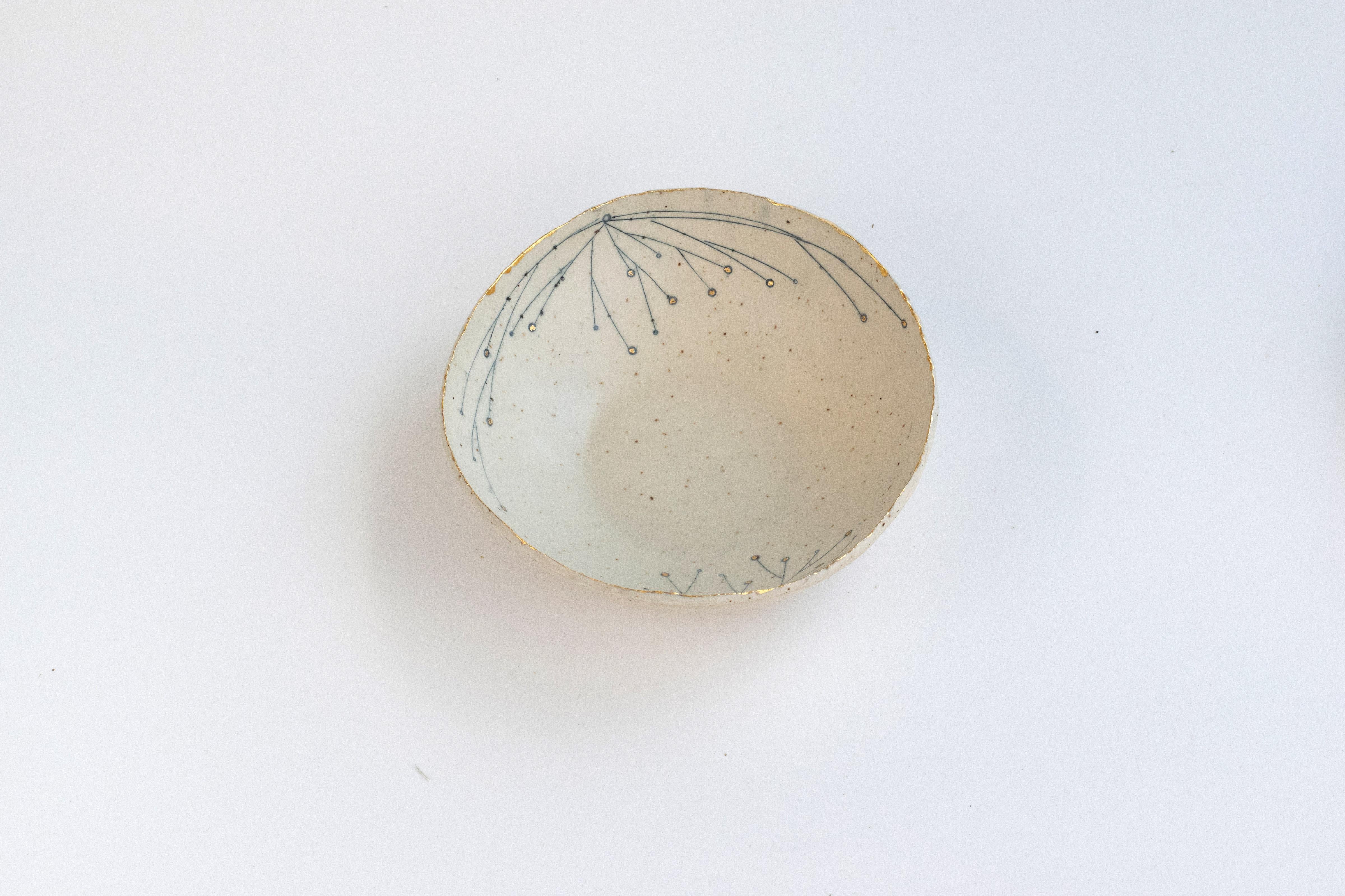 Modern 464-GR  Golden Promise Stoneware Bowl With 22kt Gold Rim Detail by Helen Prior For Sale