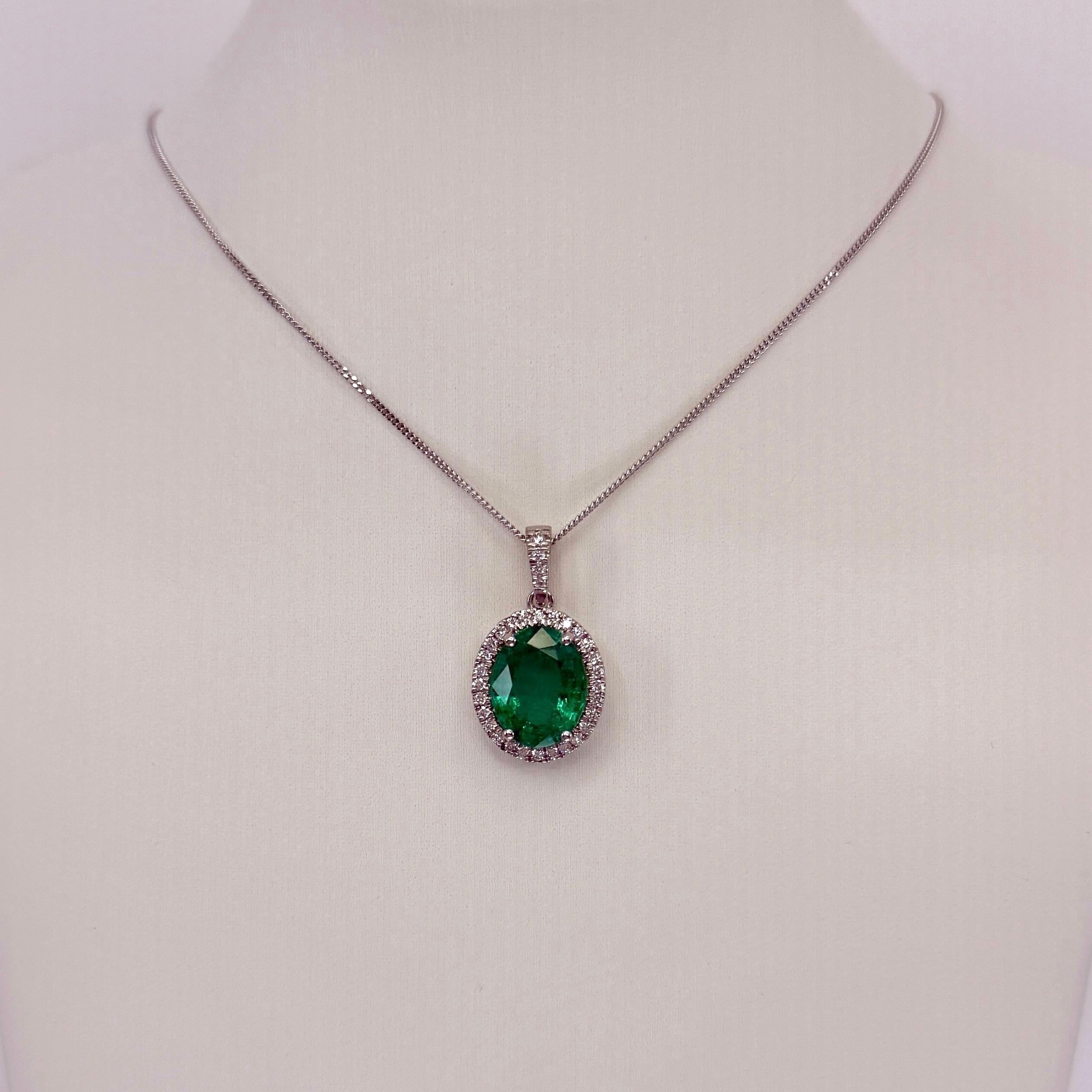 Collana con ciondolo in platino con diamanti e smeraldo dello Zambia di 4,64 ct certificati GIA con taglio ovale in vendita 6
