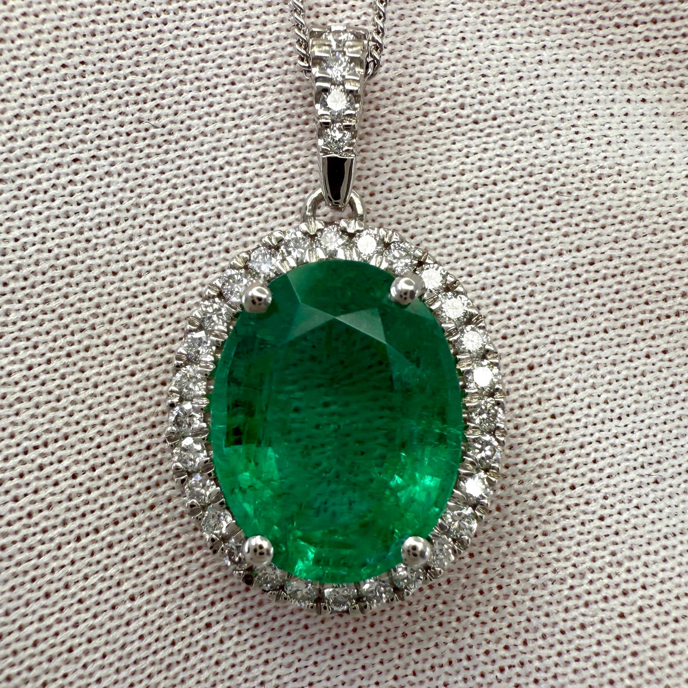 Taglio ovale Collana con ciondolo in platino con diamanti e smeraldo dello Zambia di 4,64 ct certificati GIA con taglio ovale in vendita