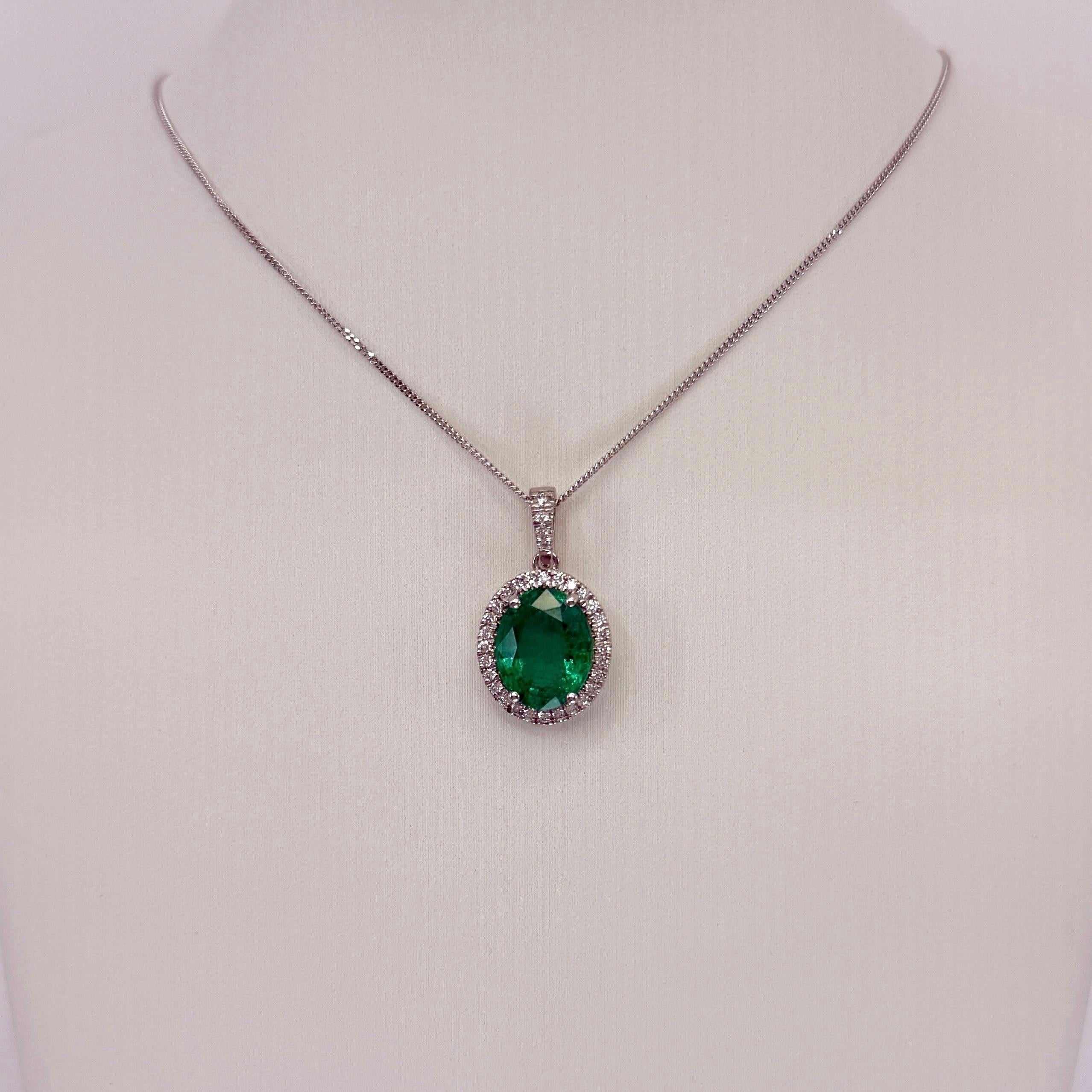 Collana con ciondolo in platino con diamanti e smeraldo dello Zambia di 4,64 ct certificati GIA con taglio ovale in vendita 3