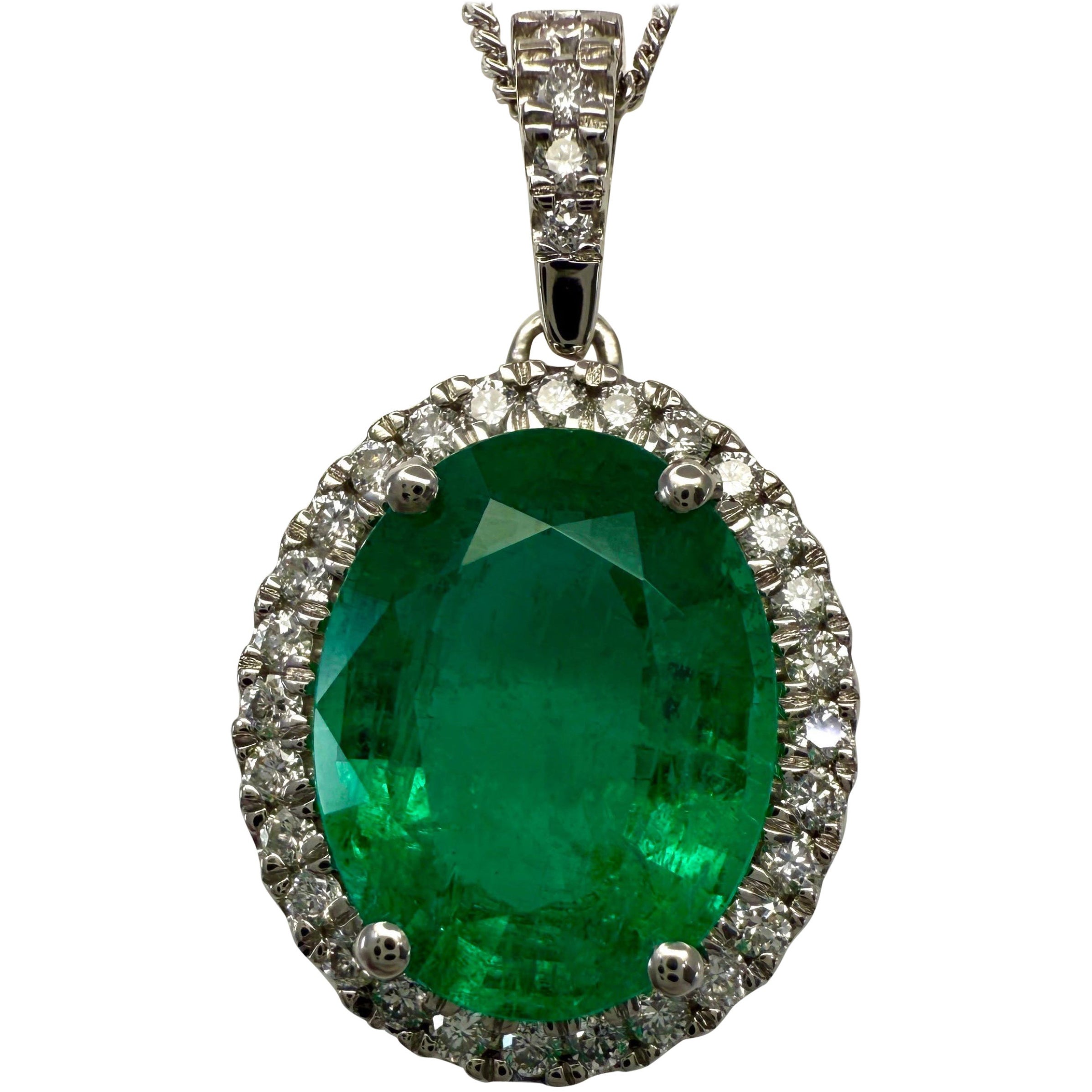 Collana con ciondolo in platino con diamanti e smeraldo dello Zambia di 4,64 ct certificati GIA con taglio ovale in vendita