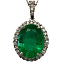 Collana con ciondolo in platino con diamanti e smeraldo dello Zambia di 4,64 ct certificati GIA con taglio ovale