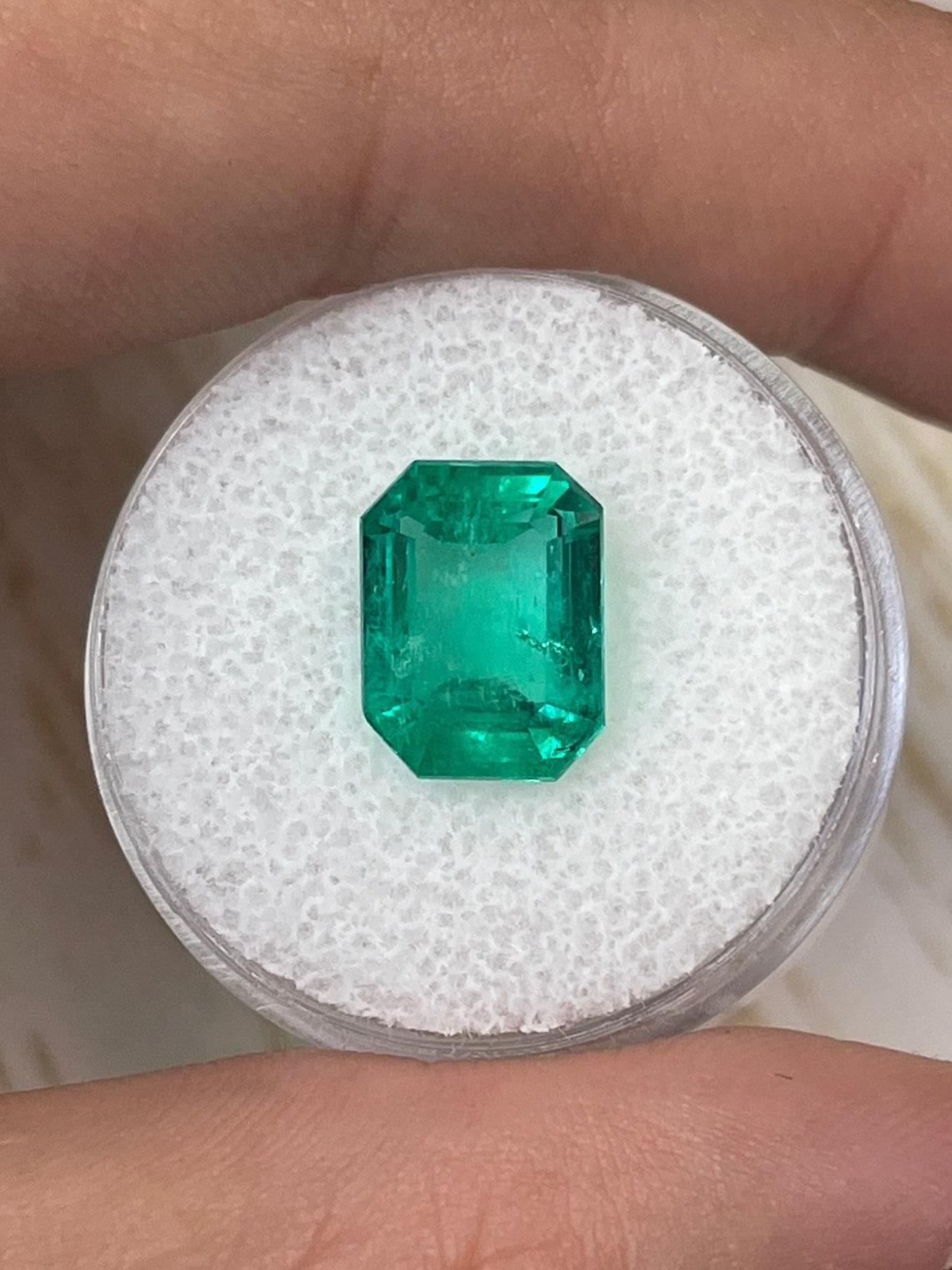 Pierre : Émeraude
Poids : 4,64 carats
Forme : Coupe émeraude
Clarté : Transparent
Éclat : Excellent
Couleur : vert bleuté
Dimensions : 11,16 mm x 8,52 mm x 6,63 mm
Origine géographique : Colombie
Traitement : Naturel, huilé

Commentaires : En raison