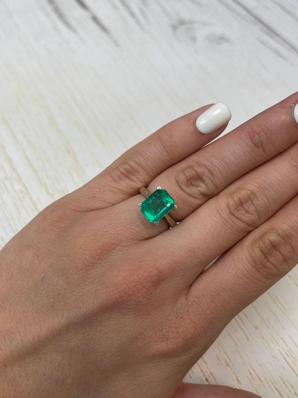 4.64ct Vivacious Bluish Green Emerald Cut Colombian Gem 11x9 Genuine May en vente 3