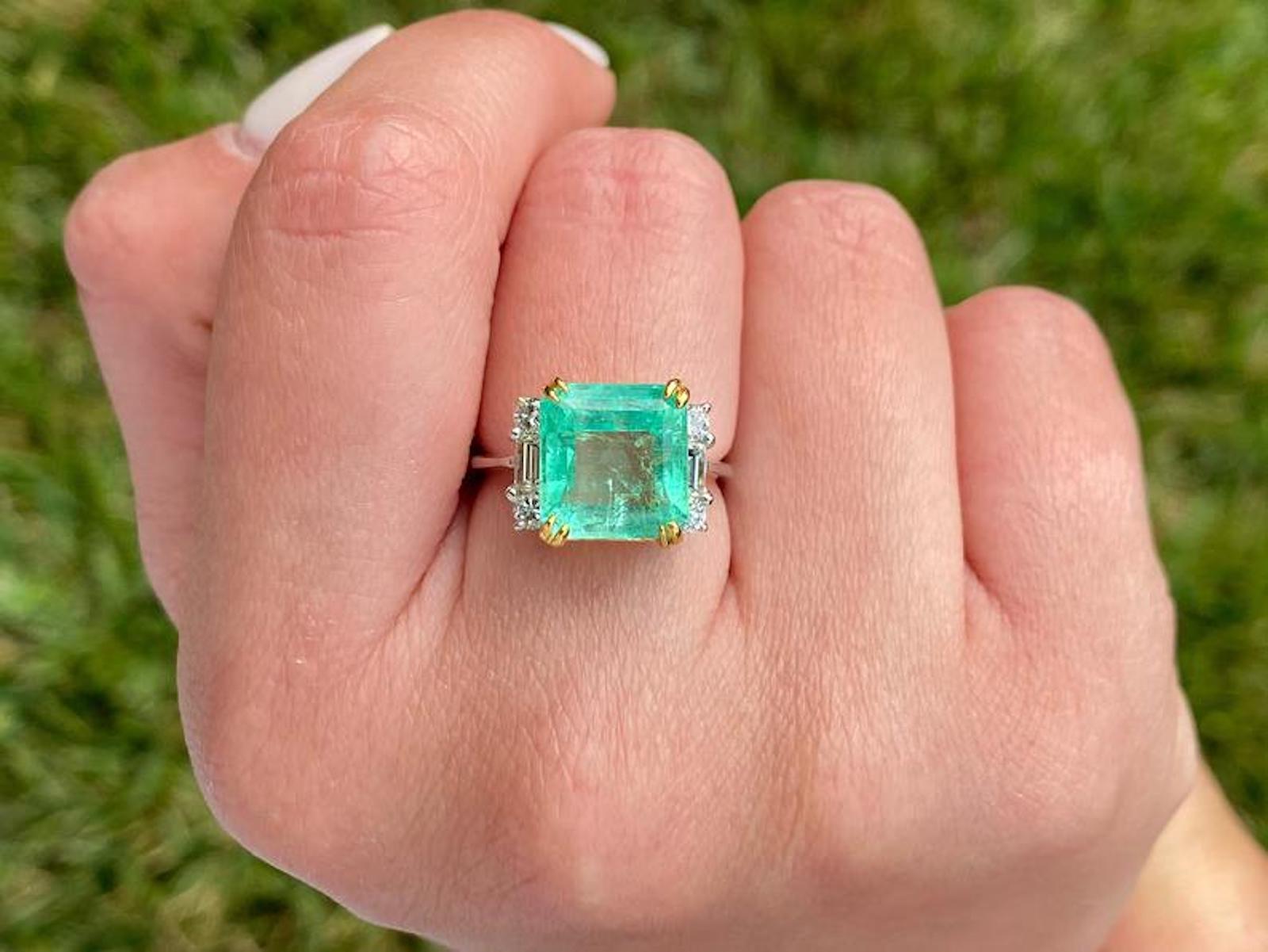 4.65 Carat Emerald-Cut Colombian Emerald and Diamond 18K Gold Ring In Excellent Condition In Miami, FL