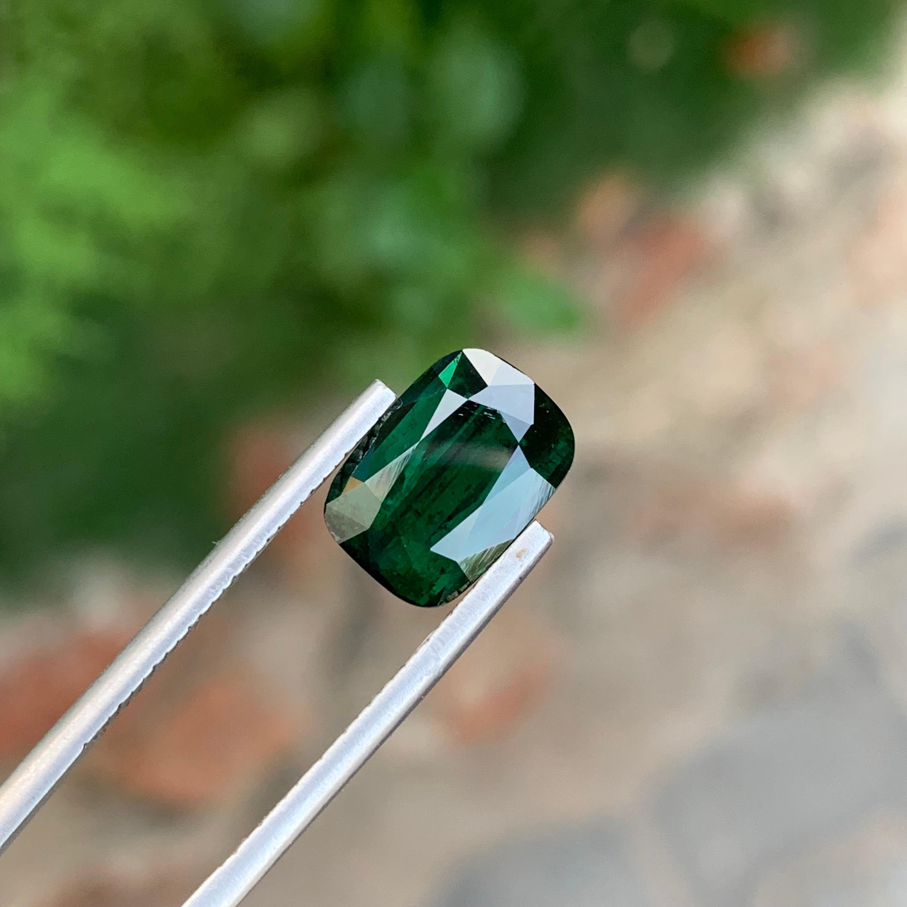 Gema suelta de turmalina verde oscuro profundo de 4,65 quilates procedente de Afganistán Artes y manualidades en venta