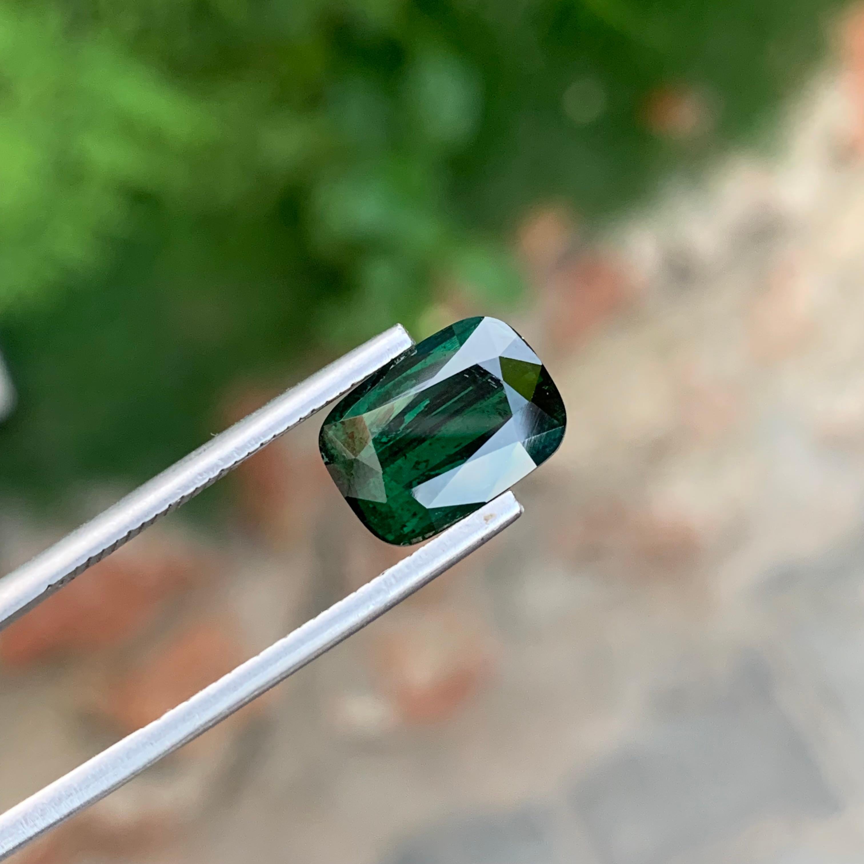 Gema suelta de turmalina verde oscuro profundo de 4,65 quilates procedente de Afganistán en venta 1