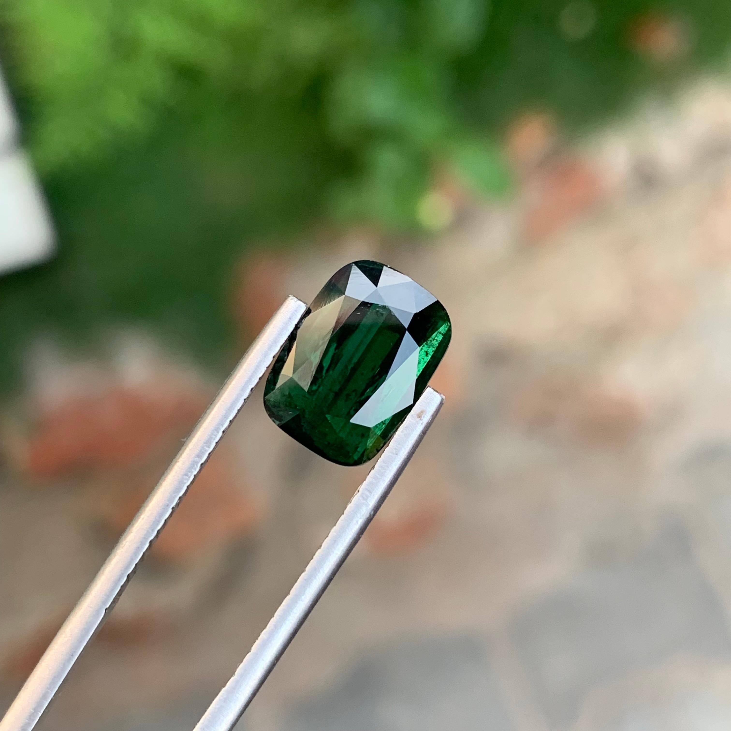 Gema suelta de turmalina verde oscuro profundo de 4,65 quilates procedente de Afganistán en venta 2
