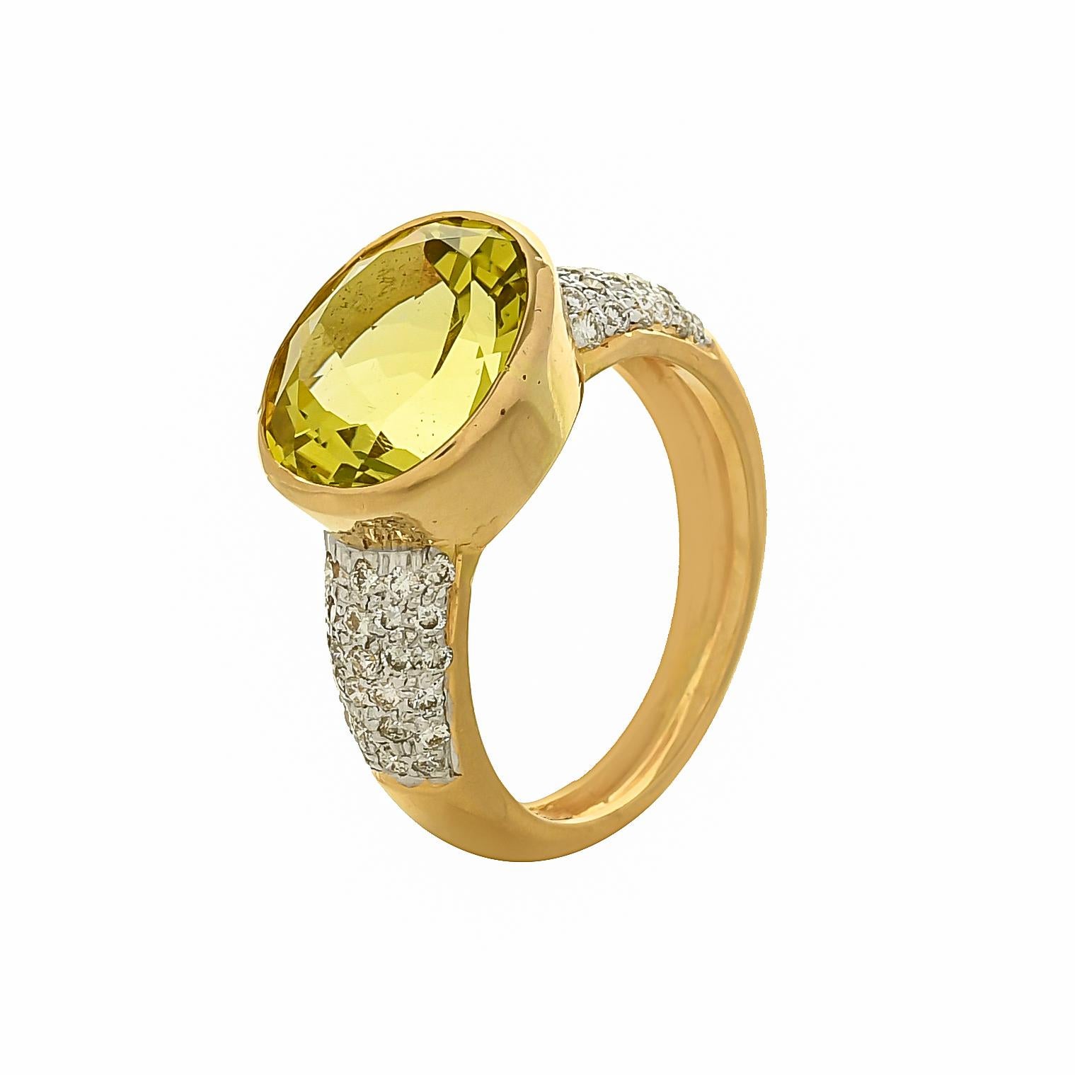 Modern 4.65 Carat Lemon Quartz and Diamond 18 Karat Yellow Gold Ring For Sale