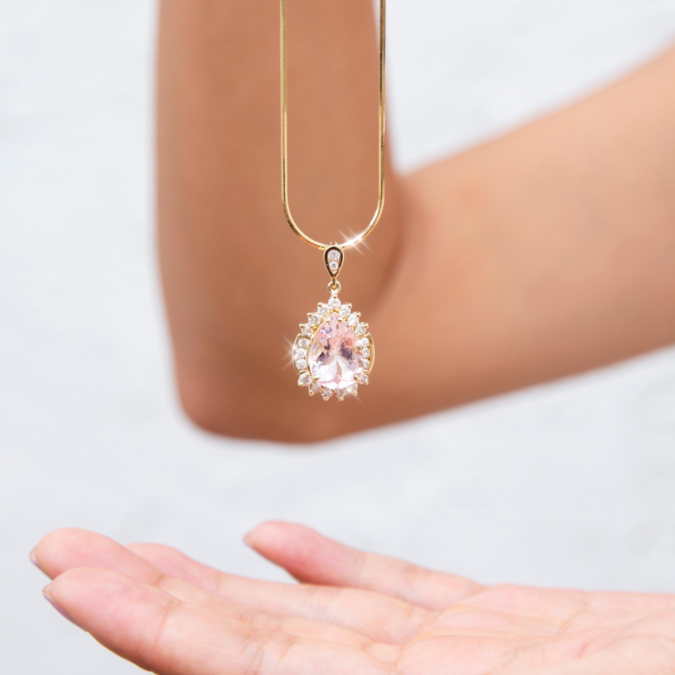 4.65 Carat Light Pink Morganite and Diamond Halo Pendant and Chain 18 Carat Gold In Good Condition In Hamilton, AU