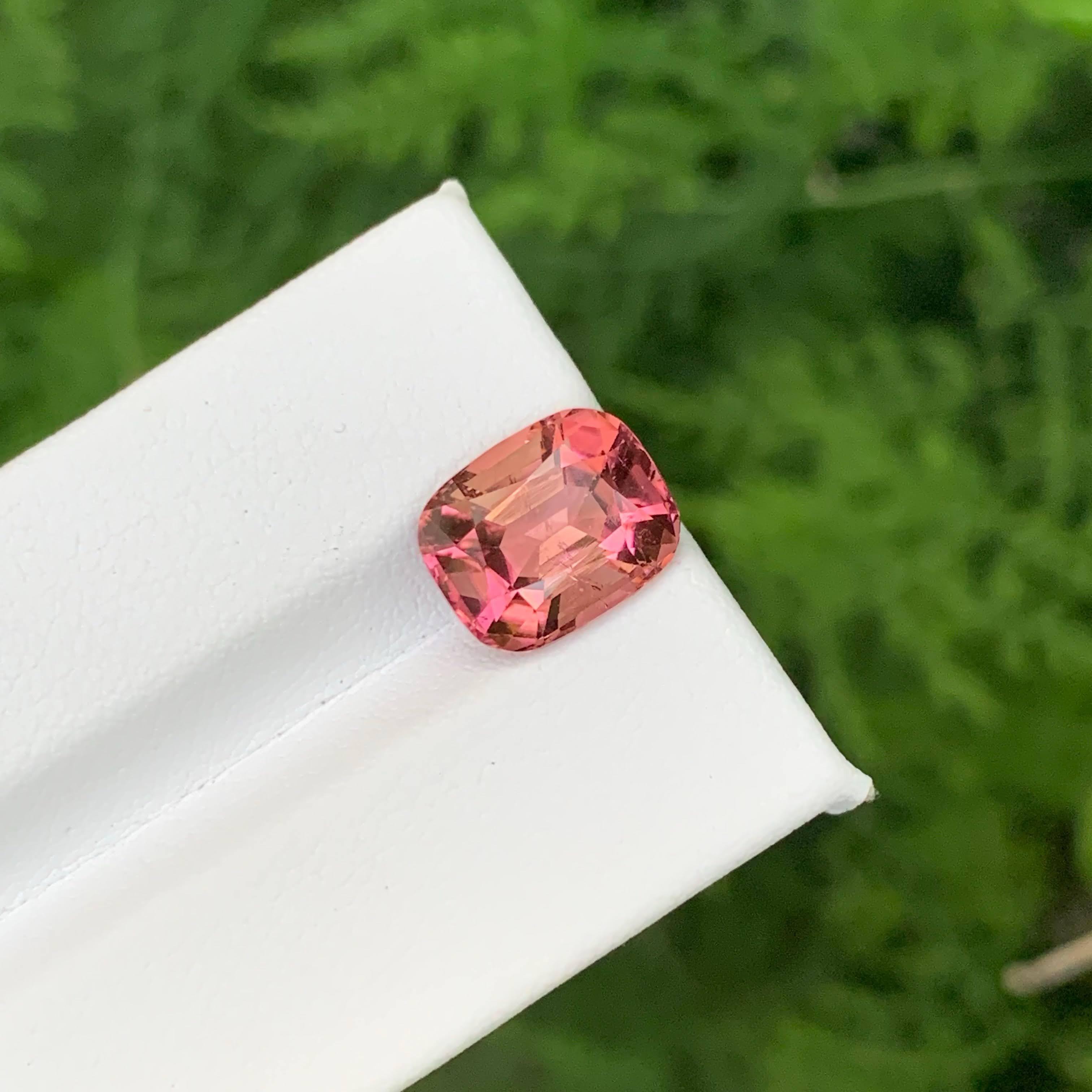 Peso 4,65 carati 
Dimensioni 11,3x9,1x6,8 mm
Trattamento Cuore 
Origine afgana 
Chiarezza VVS 
Forma taglio cuscino 





Questa tormalina rosa pesco naturale sfusa da 4,65 carati è una gemma radiosa che combina splendidamente eleganza e charme. Il