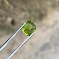 4.65 Carat Natural Loose Peridot Cushion Cut Gemstone (péridot en vrac, taille coussin)