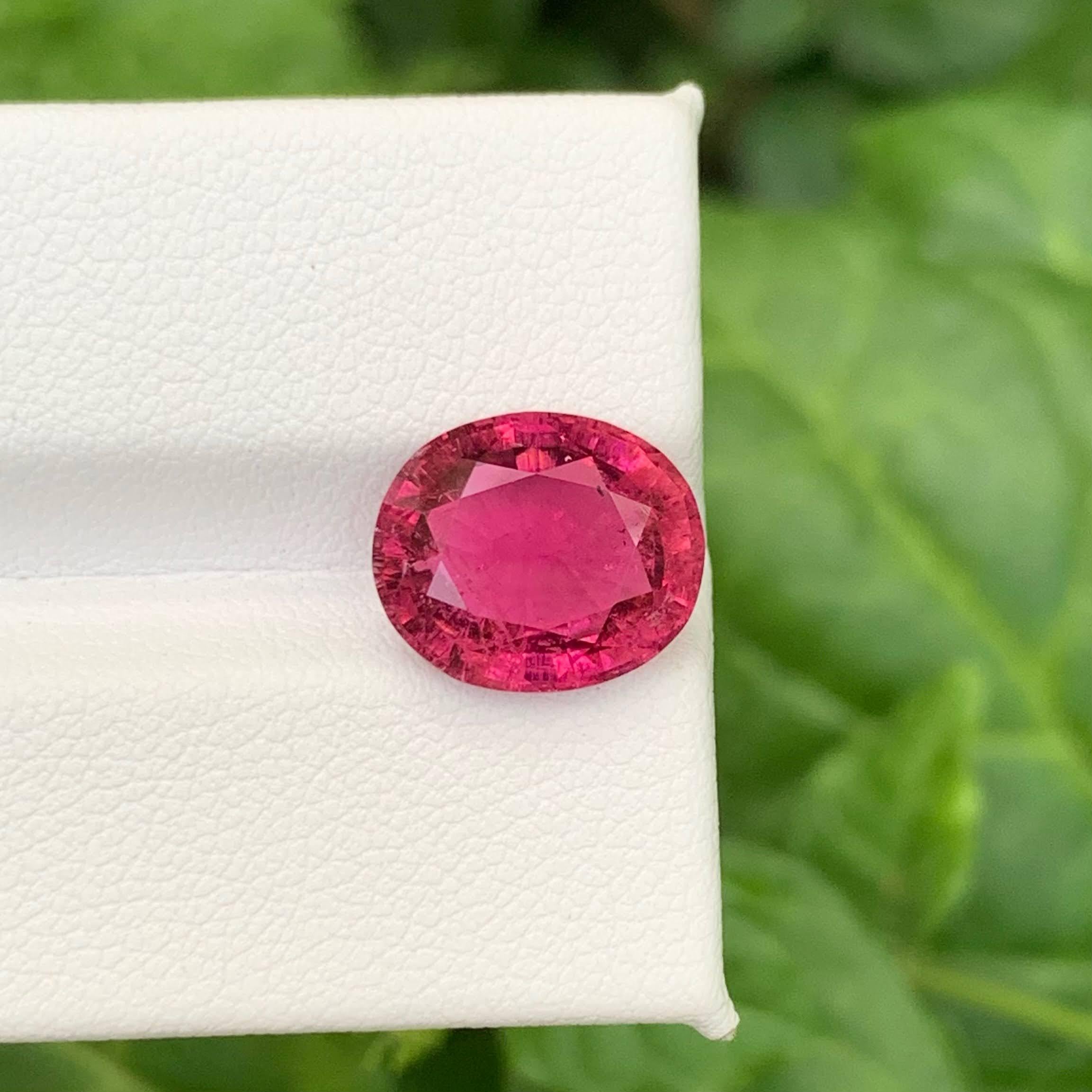 Poids 4,65 carats 
Dimensions 11,8x10,1x6,0 mm
Traitement Aucun 
Origine afghane 
Clarté VVS 
Forme Coupe Ovale 





D'une beauté éclatante, cette tourmaline rubellite naturelle de 4,65 carats est finement taillée en ovale classique, ce qui