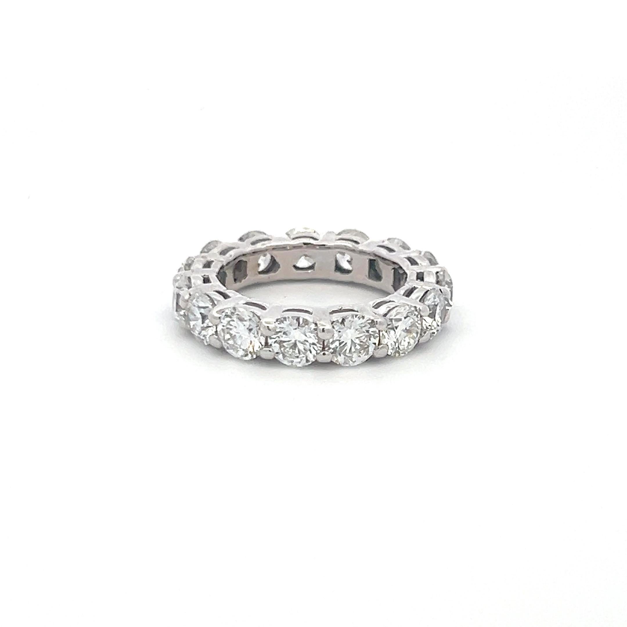 Anello a fascia per l'eternità in oro bianco 14 carati da 4,65 carati con diamante tondo brillante G VS In condizioni buone in vendita a New York, NY