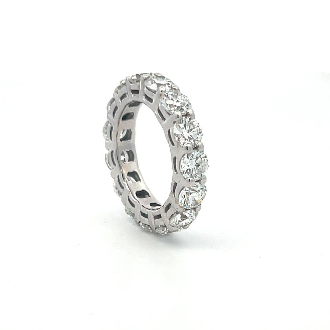 Anello a fascia per l'eternità in oro bianco 14 carati da 4,65 carati con diamante tondo brillante G VS in vendita 2