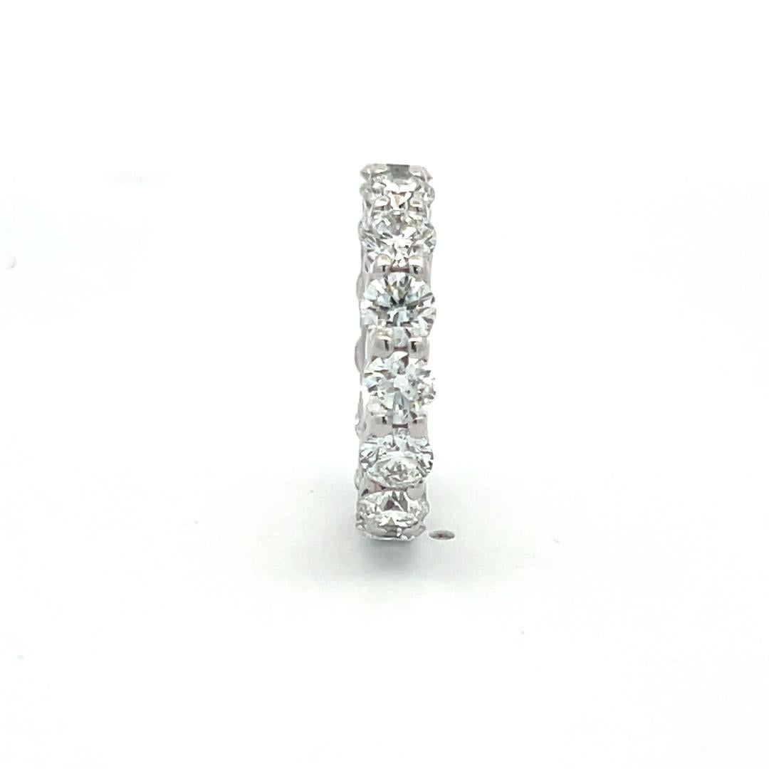 Anello a fascia per l'eternità in oro bianco 14 carati da 4,65 carati con diamante tondo brillante G VS in vendita 3