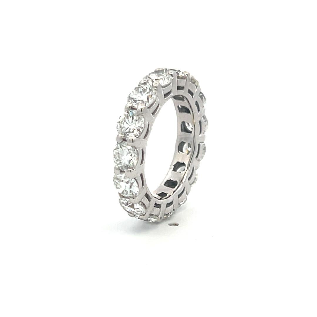 Anello a fascia per l'eternità in oro bianco 14 carati da 4,65 carati con diamante tondo brillante G VS in vendita 4
