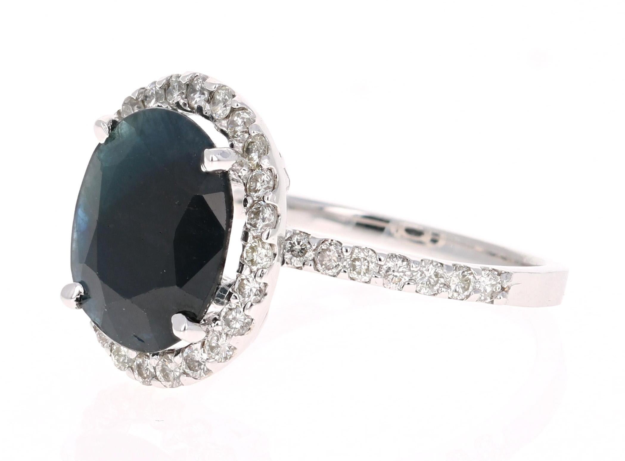 Contemporain Bague halo en or blanc 14 carats avec saphirs de 4,65 carats et diamants en vente