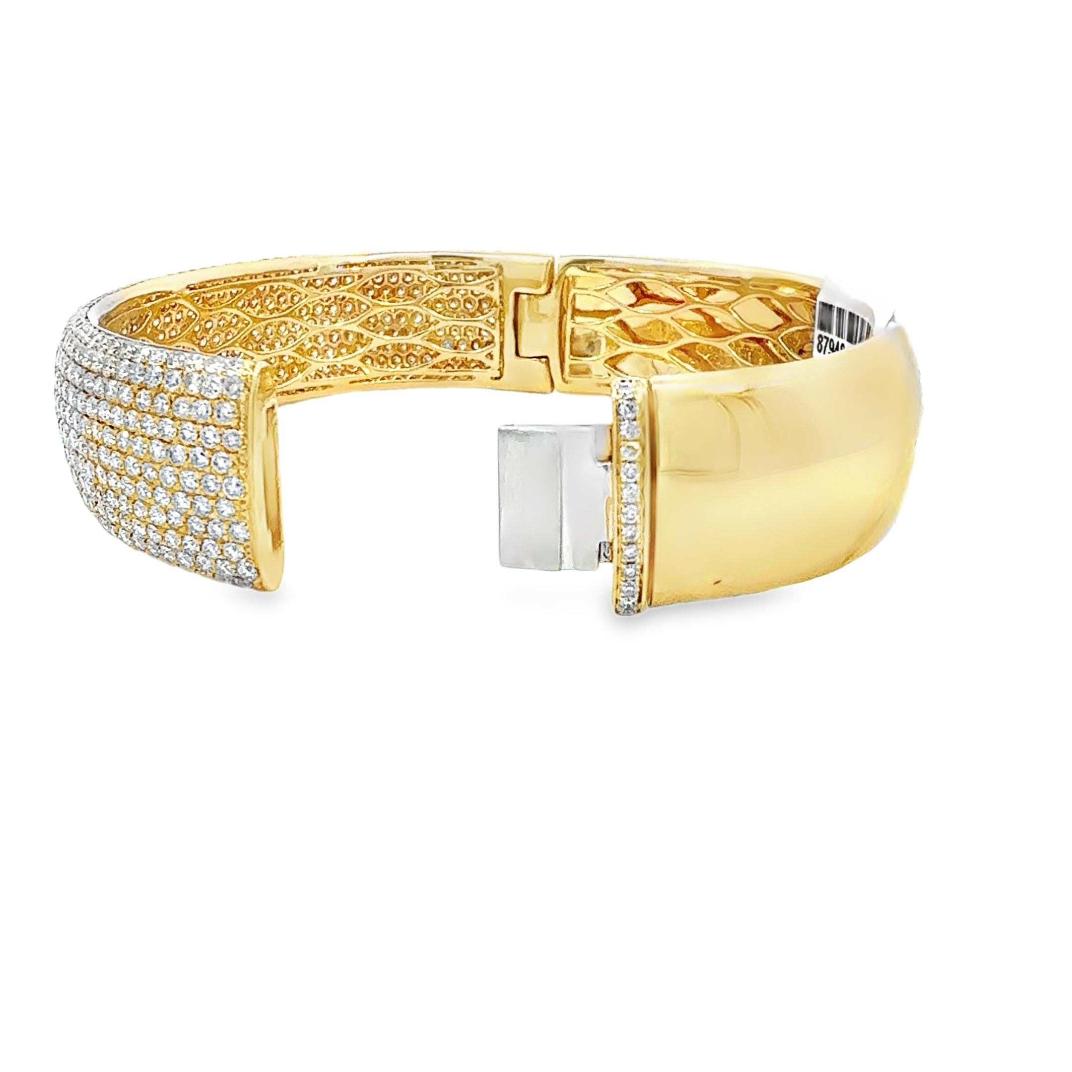 Bracelet bangle en or jaune 18 carats serti de diamants ronds de 4,65 carats. Design/One, 45.9g, 11 rangs, 5/8