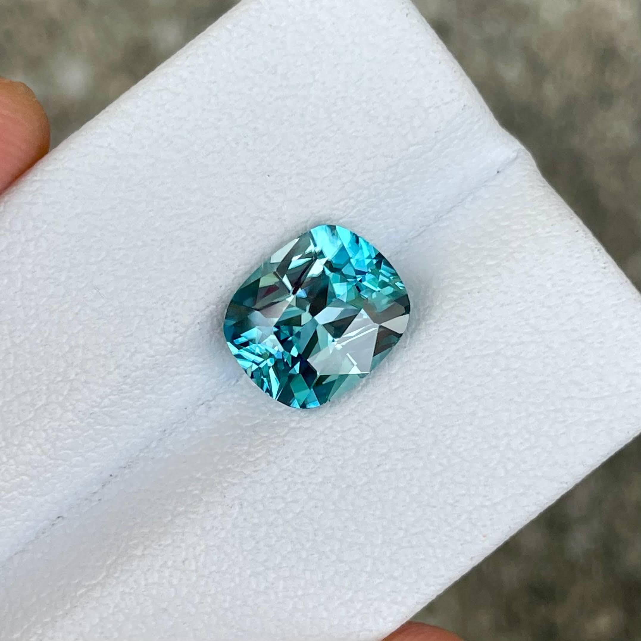 Poids 4,65 carats 
Dimensions 9,95x8,40x5,70 mm
Traitement chauffé 
Origine Cambodge 
Clarté Nettoyage des yeux 
Coussin de forme 
Coupe Coussin fantaisie 


Cette pierre précieuse exquise de 4.65 carats, le zircon bleu, est un exemple stupéfiant de