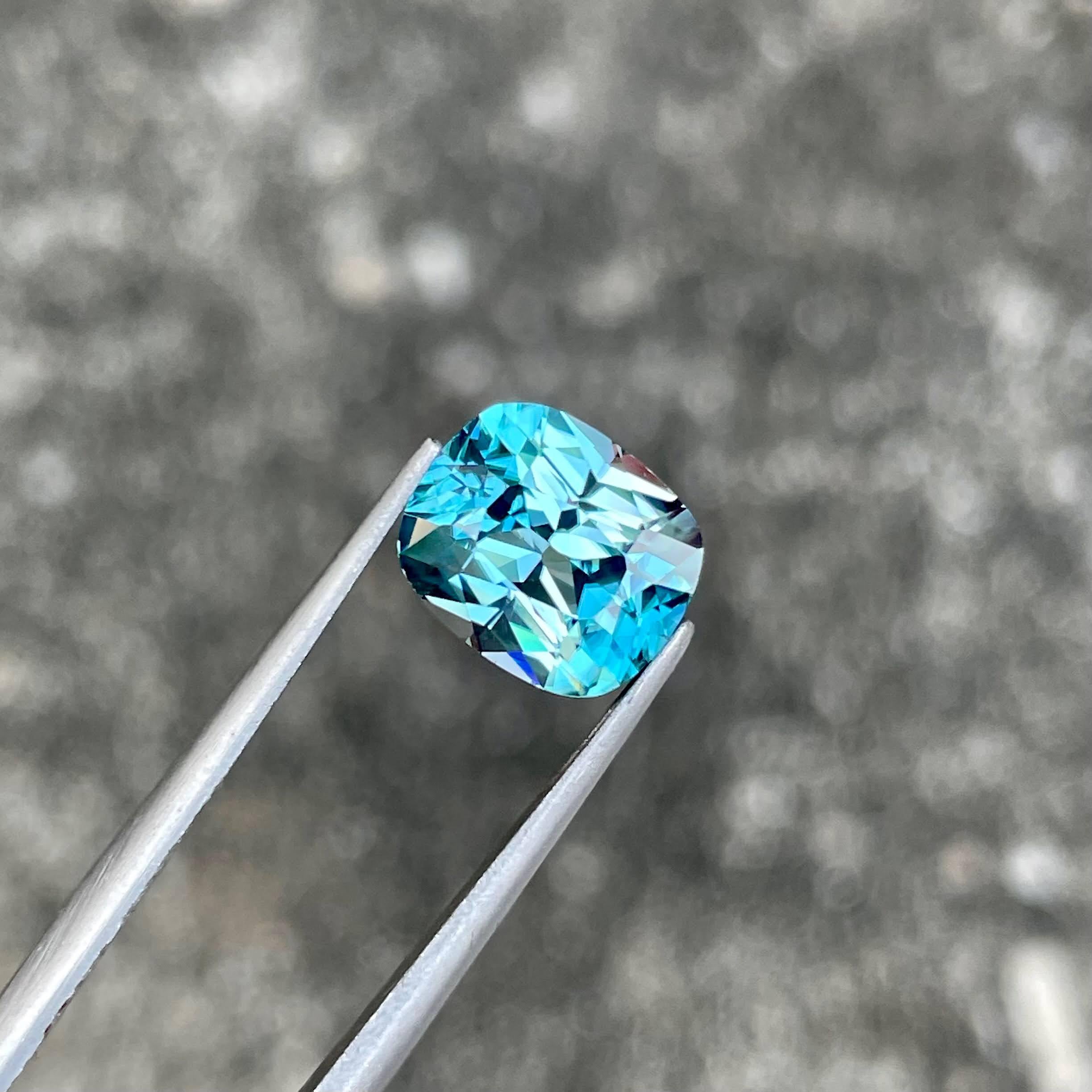 Moderne Zircon bleu taille coussin, pierre précieuse naturelle du Cambodge de 4.65 carats