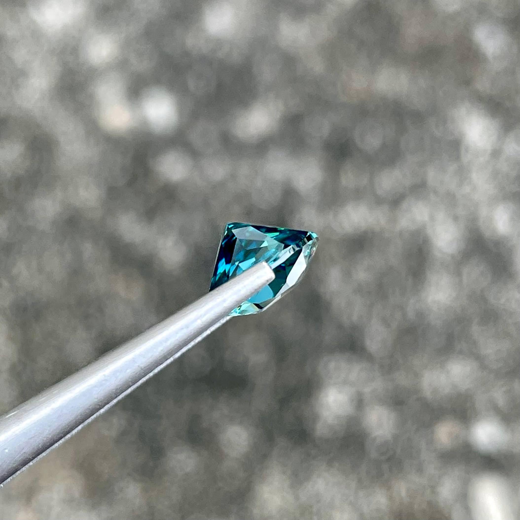  Zircon bleu taille coussin, pierre précieuse naturelle du Cambodge de 4.65 carats Unisexe 
