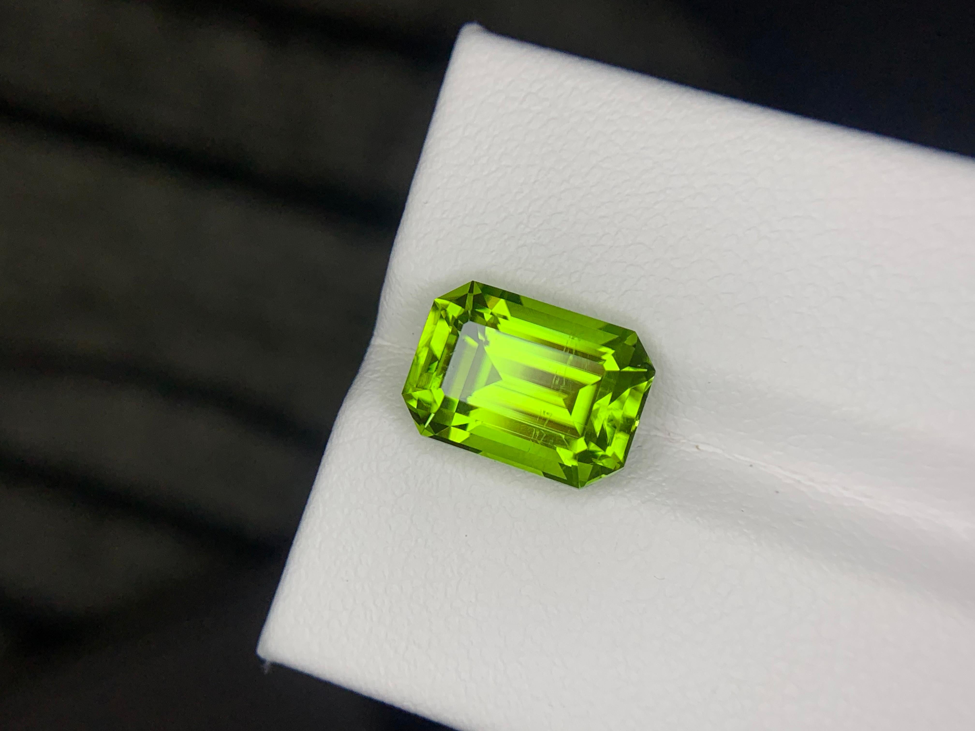 Arts and Crafts 4.65 Carats Natural Loose Peridot Gemstone Emerald Cut (pierre précieuse de péridot en vrac, taille émeraude) en vente