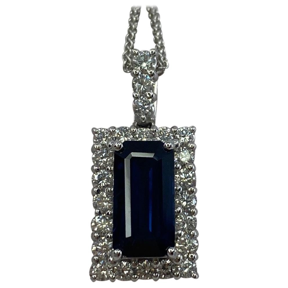Pendentif rectangulaire en platine avec saphir taille émeraude bleu roi et diamants, totalisant 4,65 carats