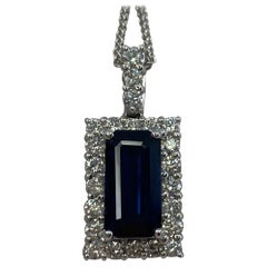 Pendentif rectangulaire en platine avec saphir taille émeraude bleu roi et diamants, totalisant 4,65 carats