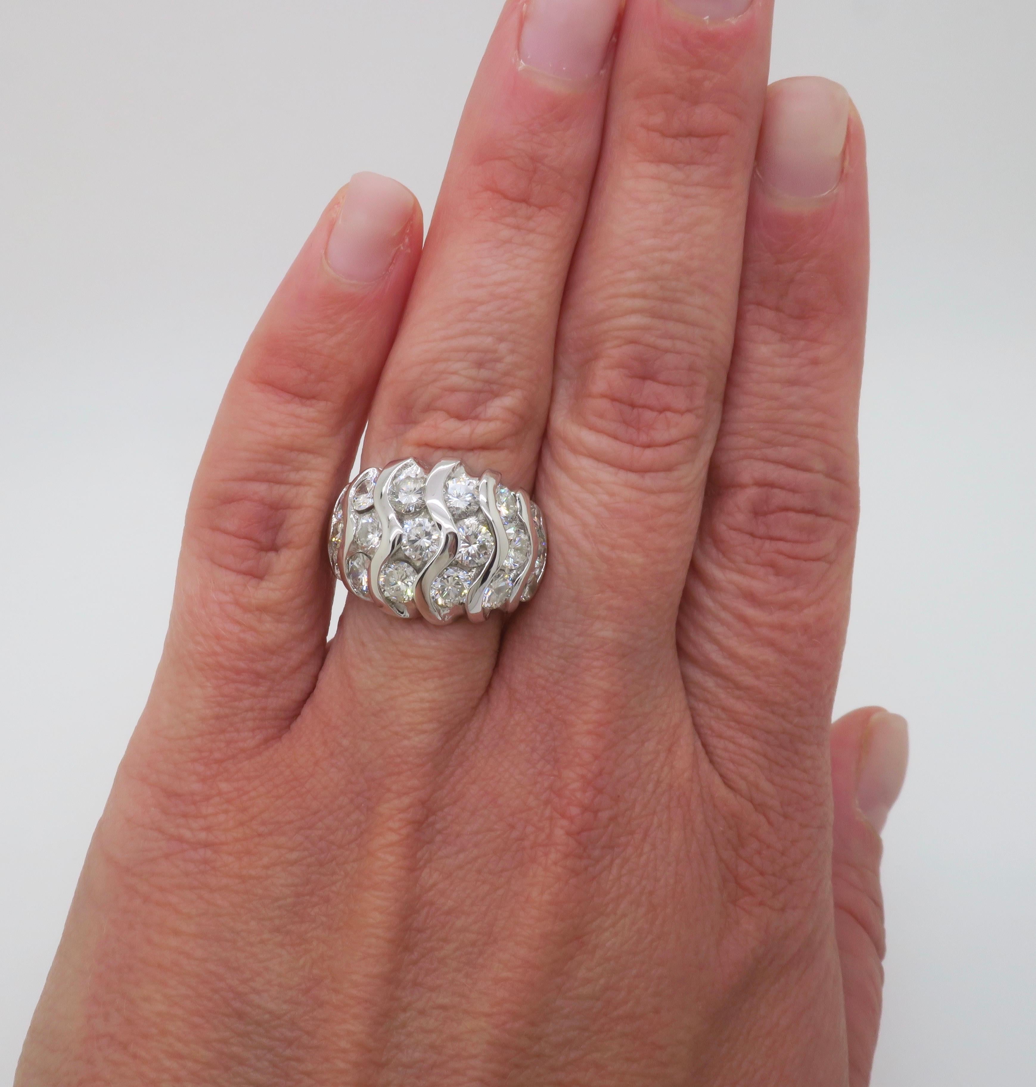 Schöne Erde Mined Diamant-Cocktail-Ring mit 4,65CTW von Round Brilliant geschliffenen Diamanten und in 18k Weißgold gefertigt.  

Edelstein: Erde abgebauter Diamant
Diamant Karat Gewicht: 4.65ctw
Diamant-Schliff: Diamanten im runden