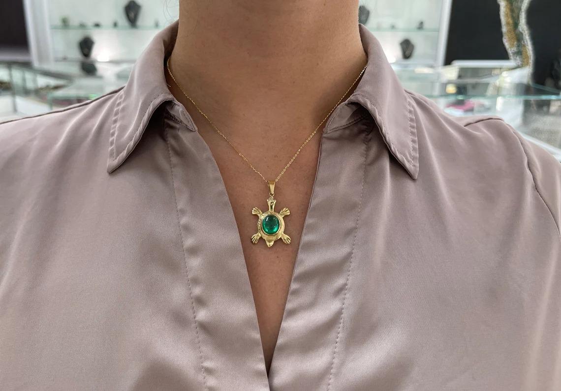 Pendentif unique en forme de tortue avec cabochon d'émeraude. Ce pendentif présente une grande émeraude colombienne naturelle de 4,63 carats, taillée en cabochon, d'une riche couleur vert moyen, d'un excellent éclat et d'une très bonne clarté à