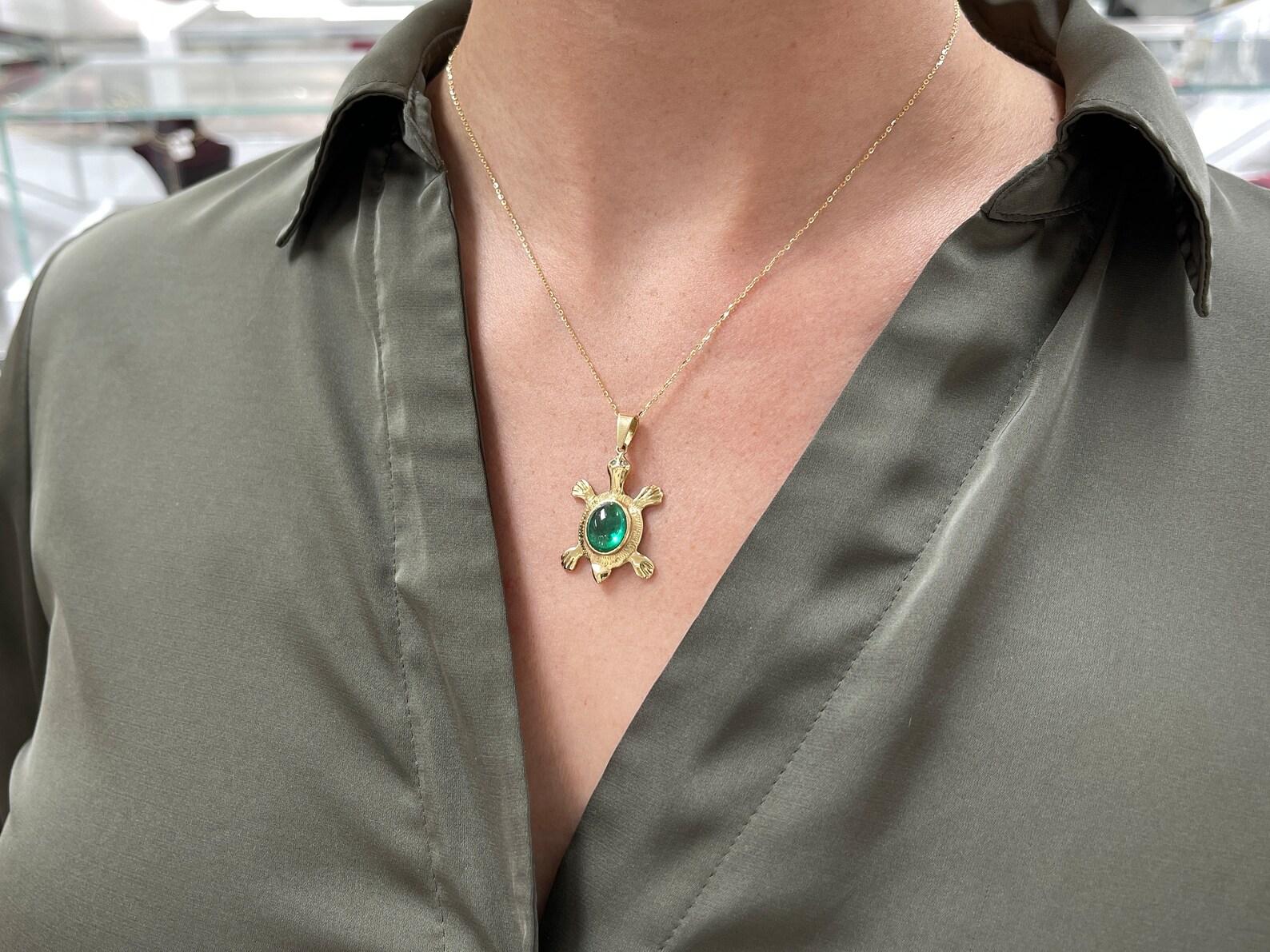 Moderne Pendentif tortue en or 14 carats avec émeraude colombienne cabochon de 4,65 ctw en vente