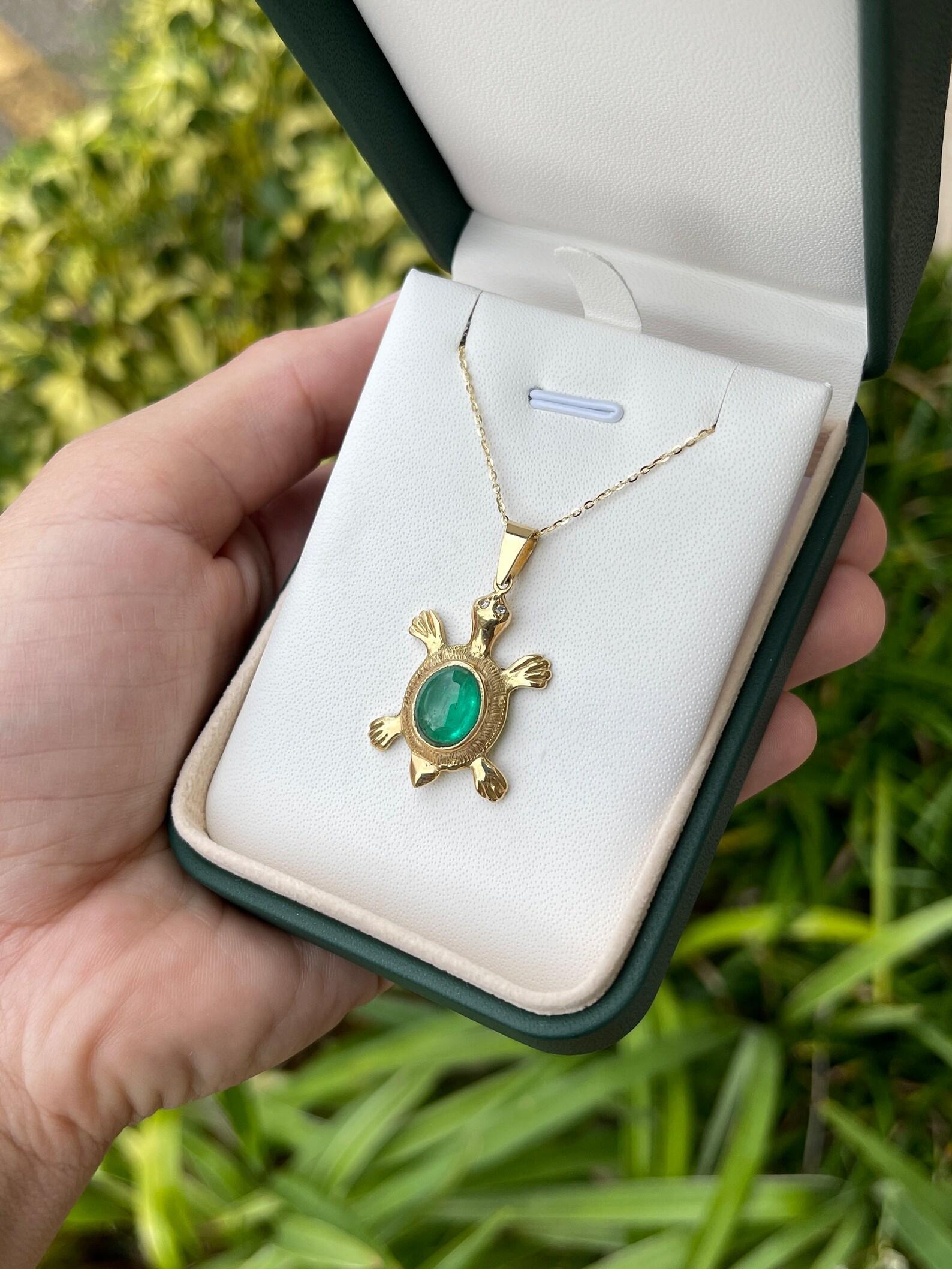 Taille cabochon Pendentif tortue en or 14 carats avec émeraude colombienne cabochon de 4,65 ctw en vente