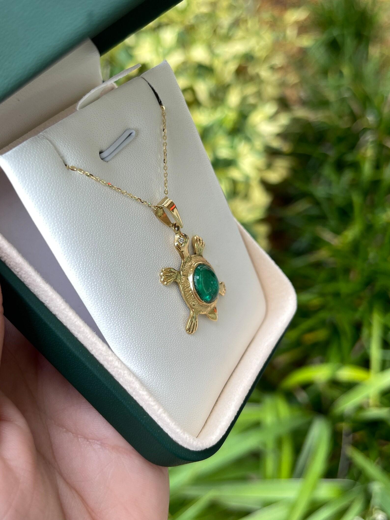 Pendentif tortue en or 14 carats avec émeraude colombienne cabochon de 4,65 ctw Neuf - En vente à Jupiter, FL